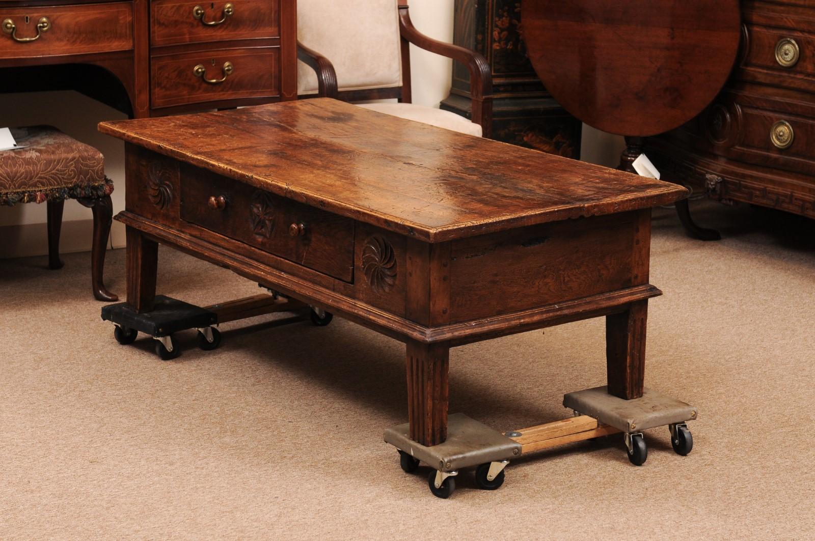 Table basse en noyer espagnol du XVIIIe siècle avec frise et tiroir sculptés en vente 5