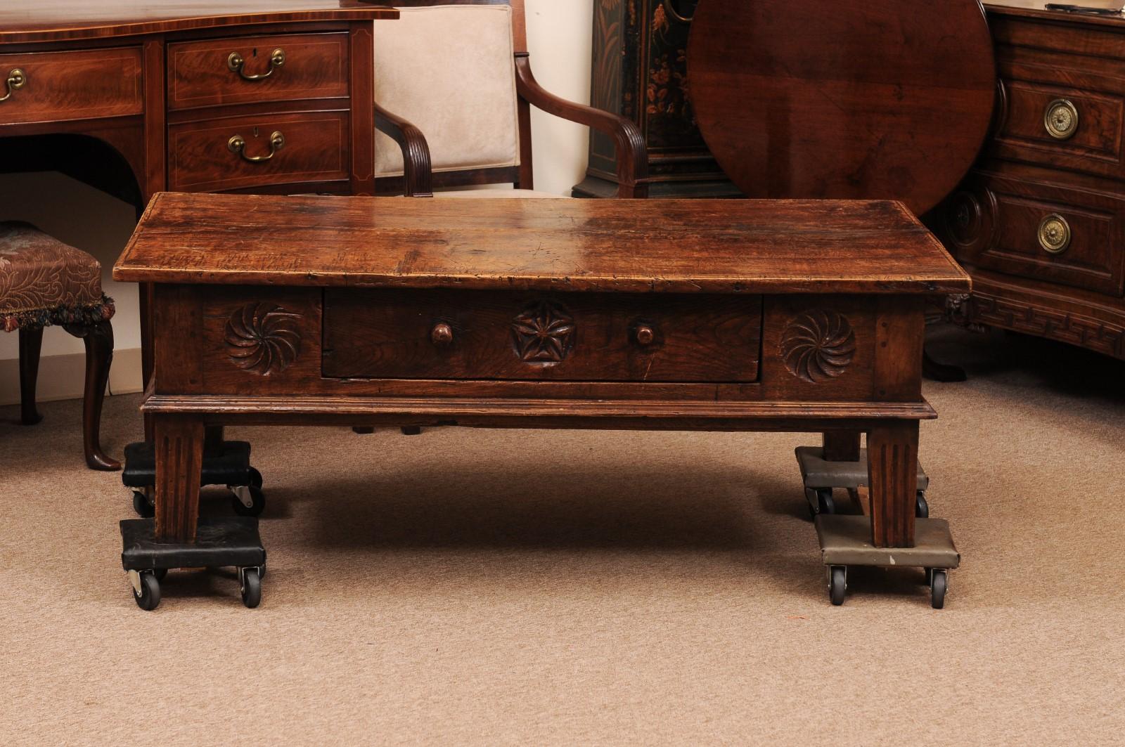 Table basse en noyer espagnol du XVIIIe siècle avec frise et tiroir sculptés en vente 6