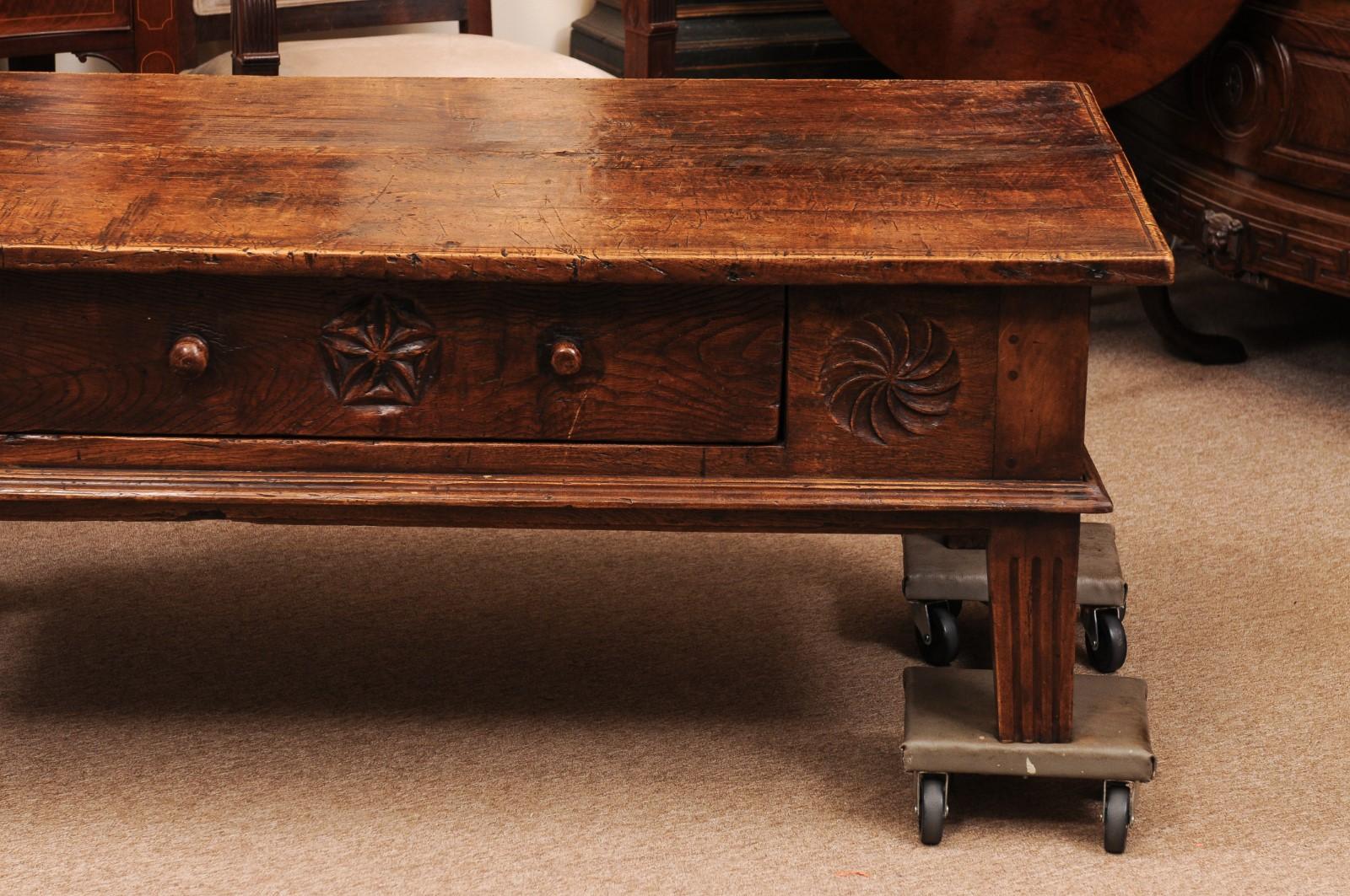 Table basse en noyer espagnol du XVIIIe siècle avec frise et tiroir sculptés en vente 7