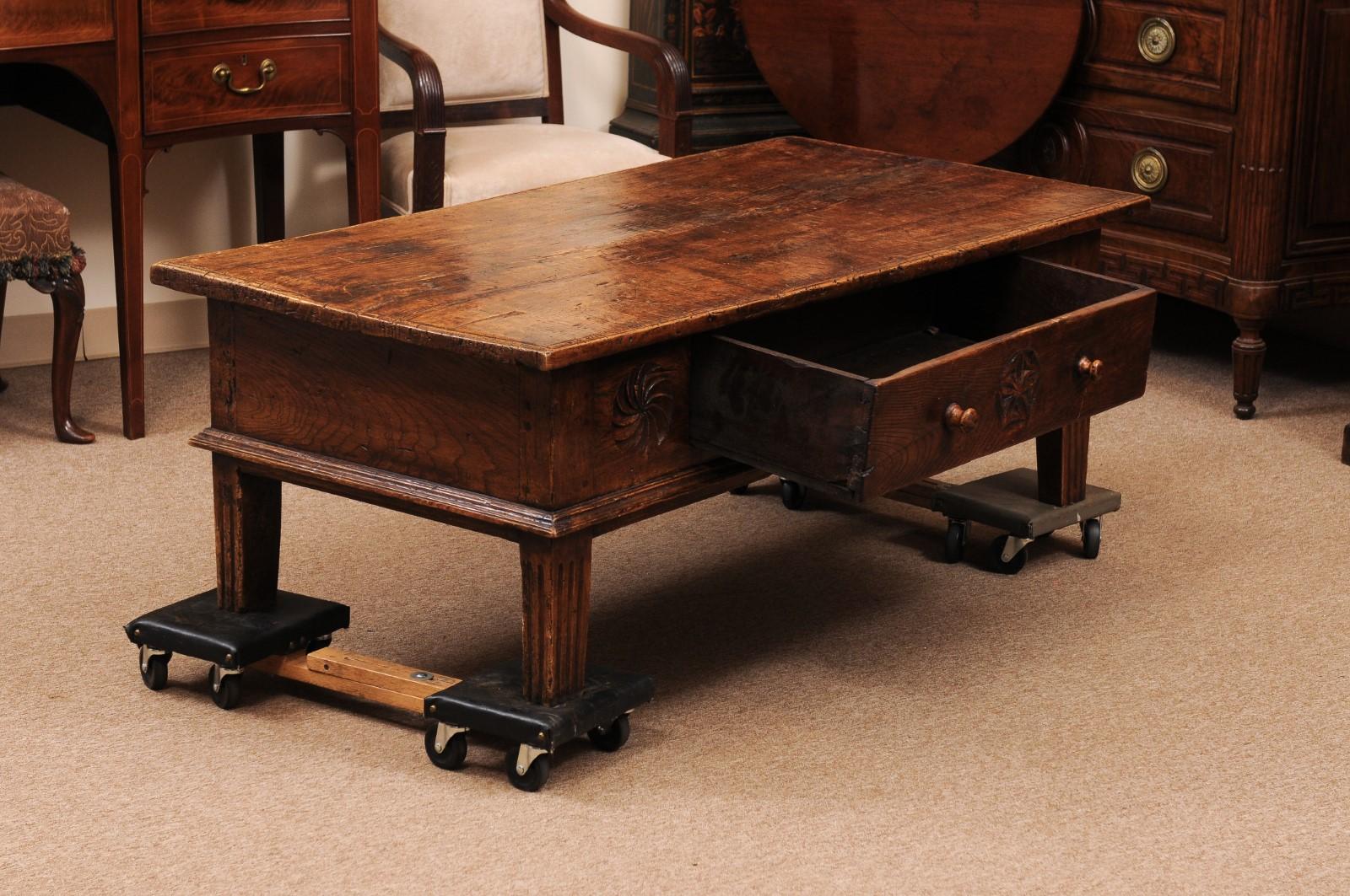 Espagnol Table basse en noyer espagnol du XVIIIe siècle avec frise et tiroir sculptés en vente