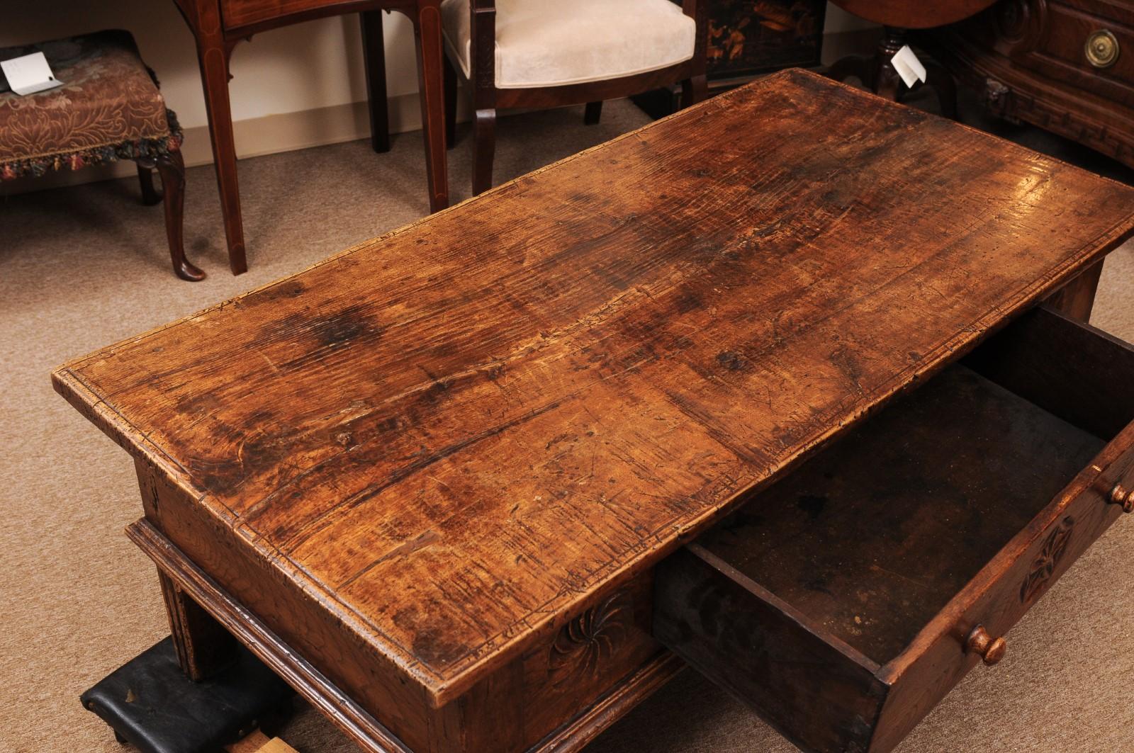 Sculpté Table basse en noyer espagnol du XVIIIe siècle avec frise et tiroir sculptés en vente