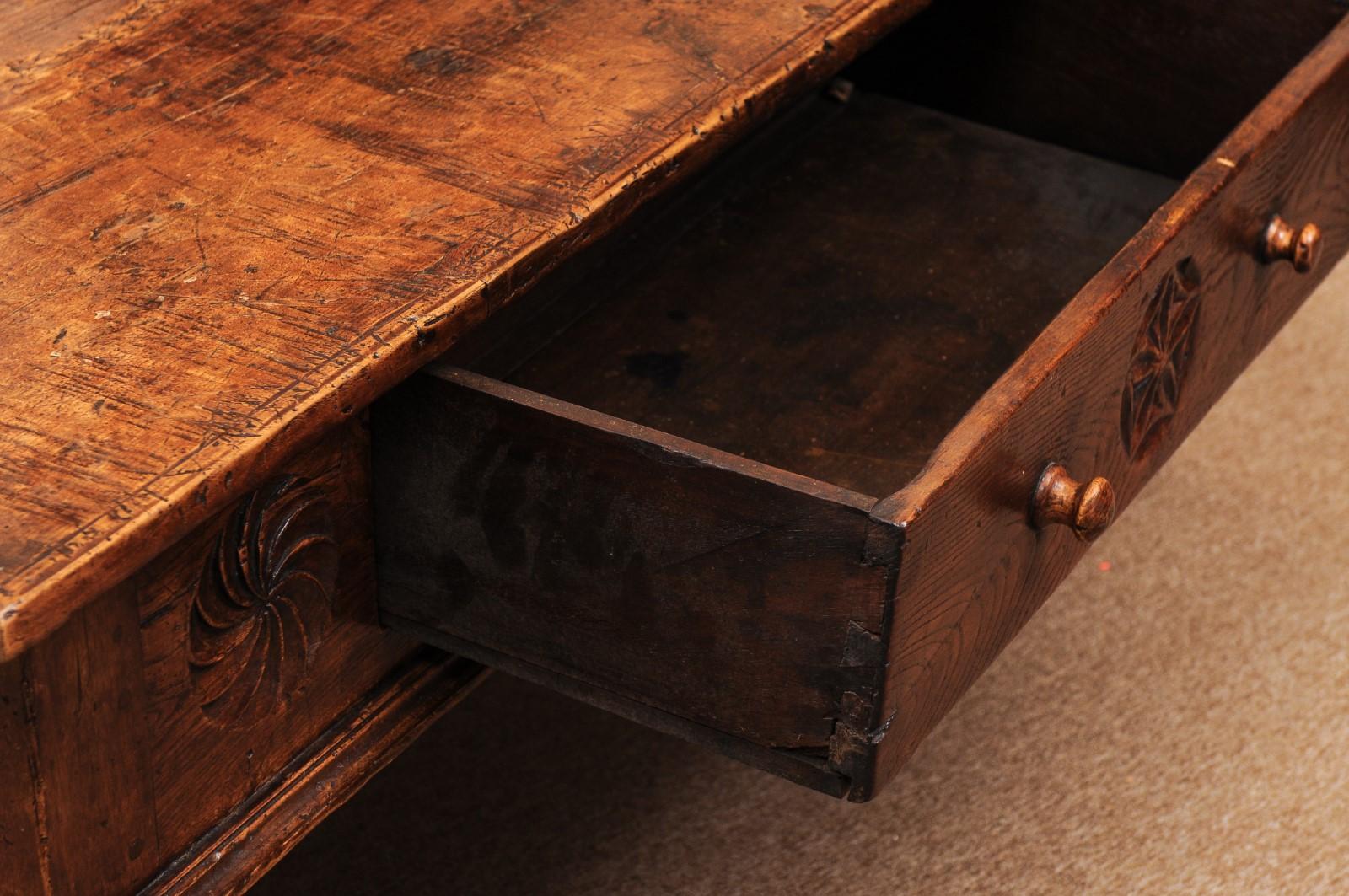 Table basse en noyer espagnol du XVIIIe siècle avec frise et tiroir sculptés État moyen - En vente à Atlanta, GA