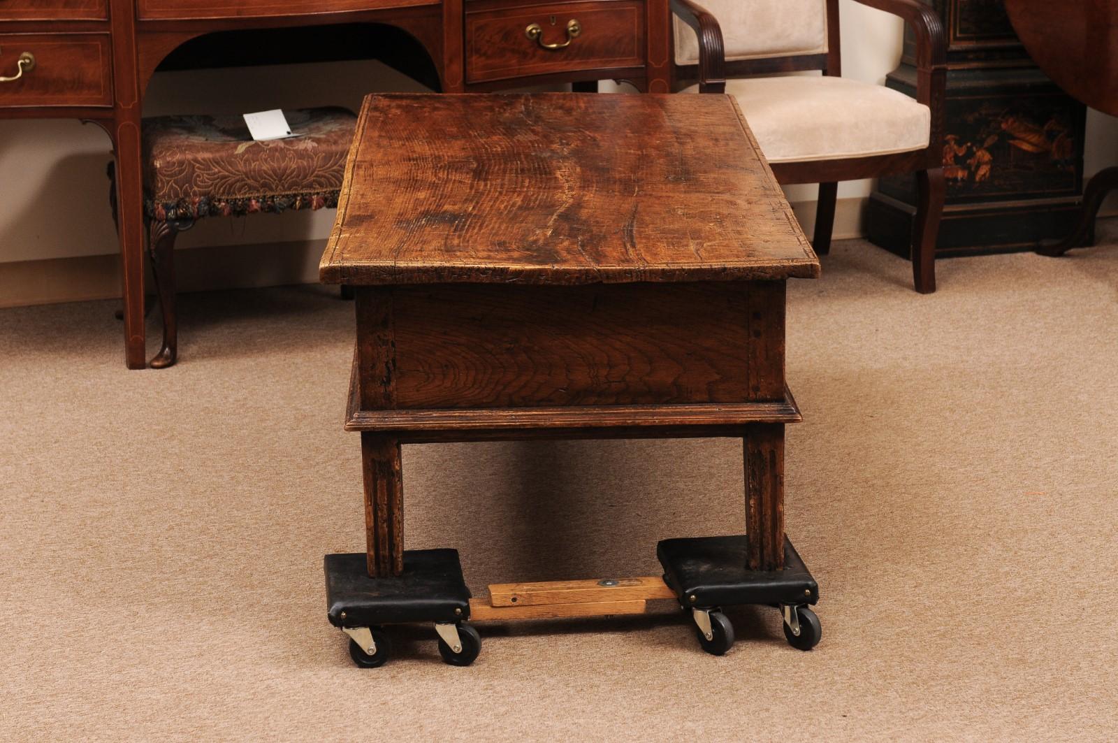 XVIIIe siècle et antérieur Table basse en noyer espagnol du XVIIIe siècle avec frise et tiroir sculptés en vente