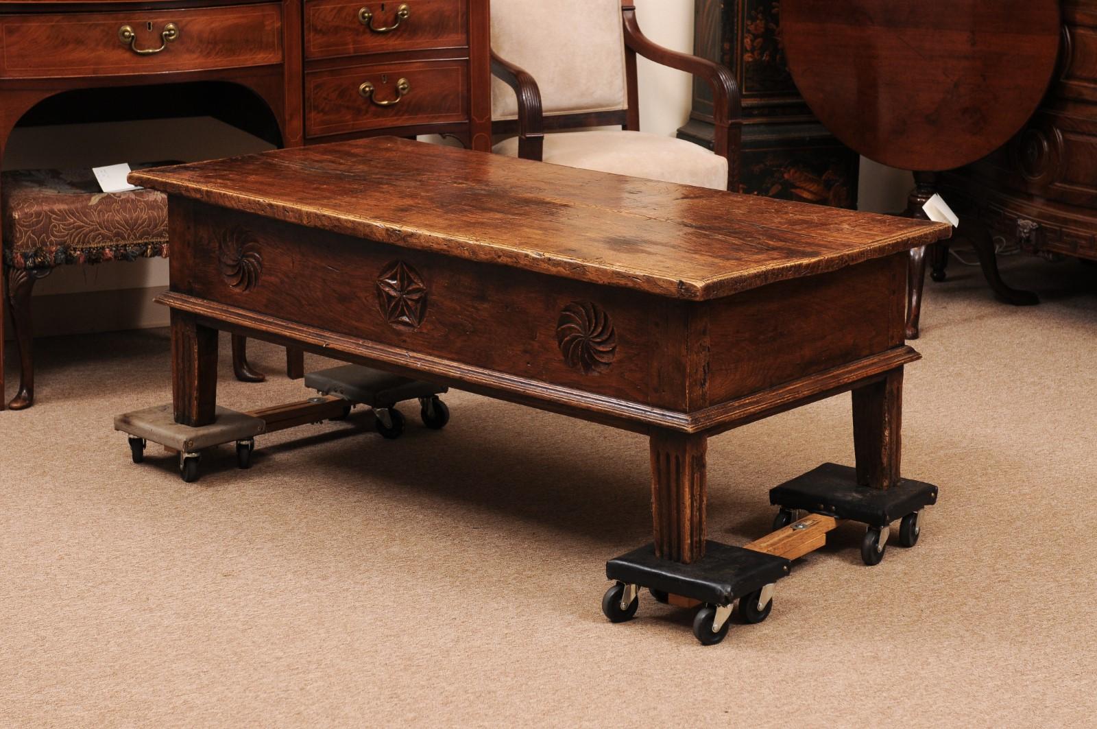Noyer Table basse en noyer espagnol du XVIIIe siècle avec frise et tiroir sculptés en vente