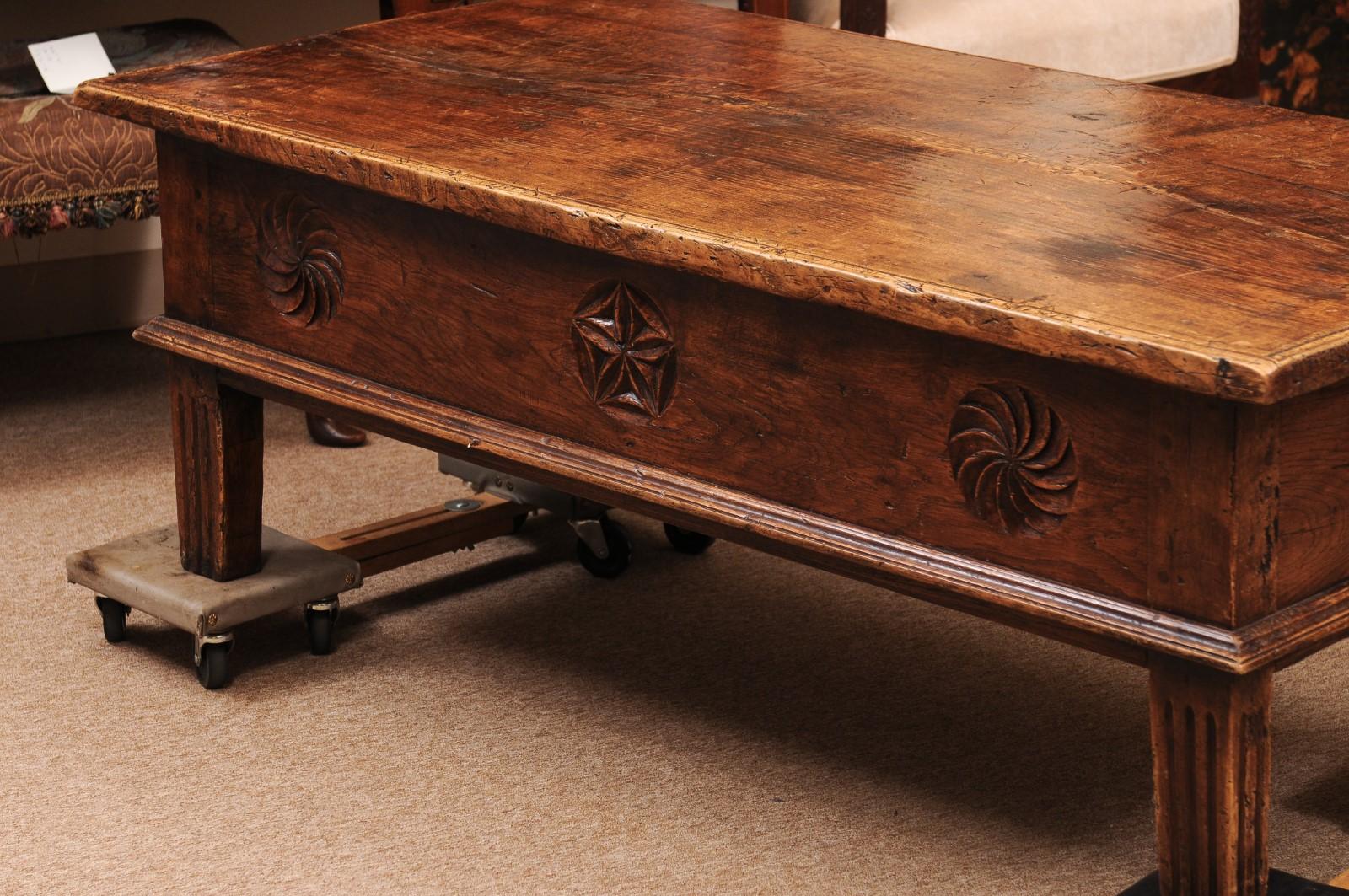 Table basse en noyer espagnol du XVIIIe siècle avec frise et tiroir sculptés en vente 1
