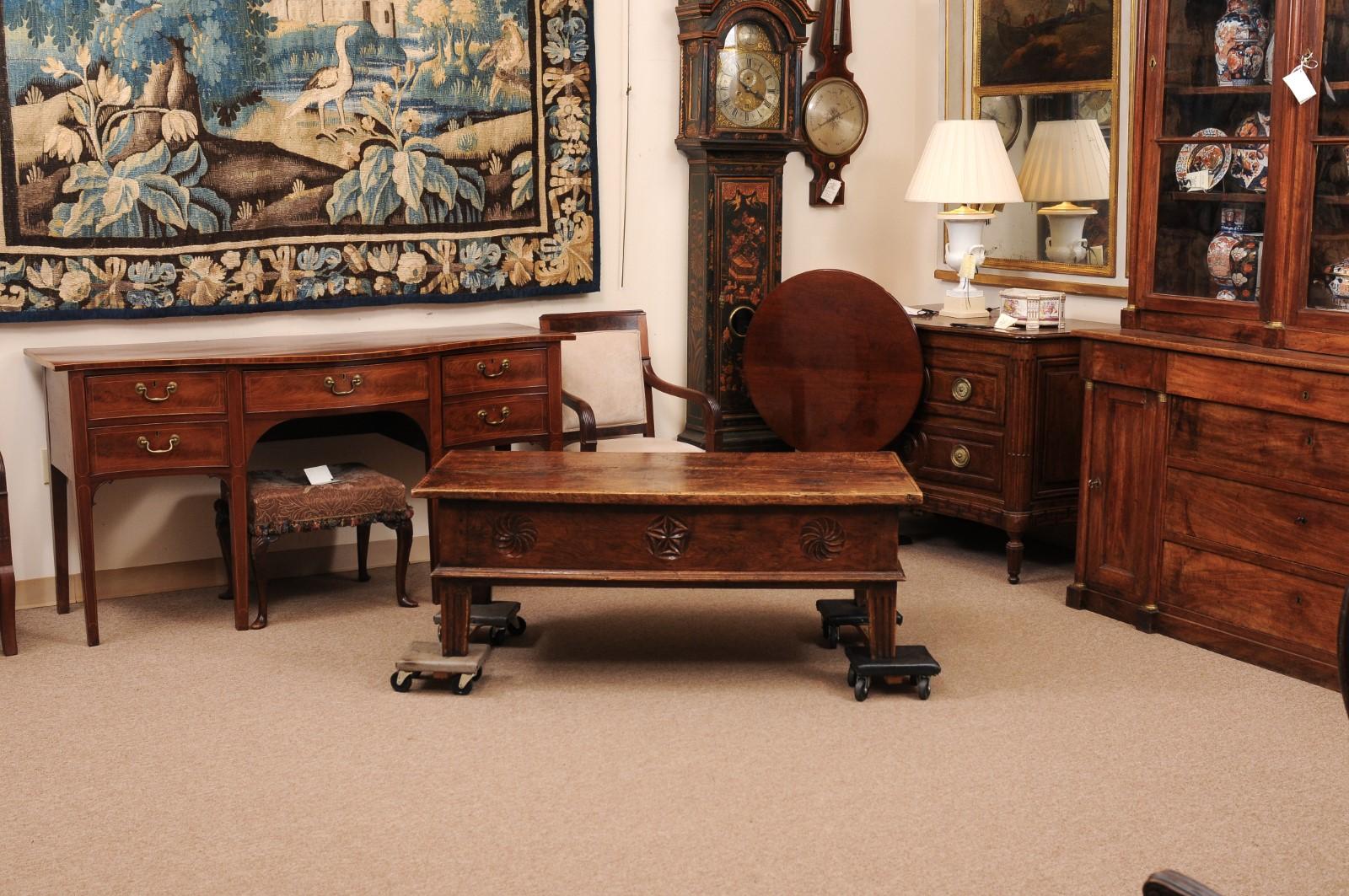 Table basse en noyer espagnol du XVIIIe siècle avec frise et tiroir sculptés en vente 2