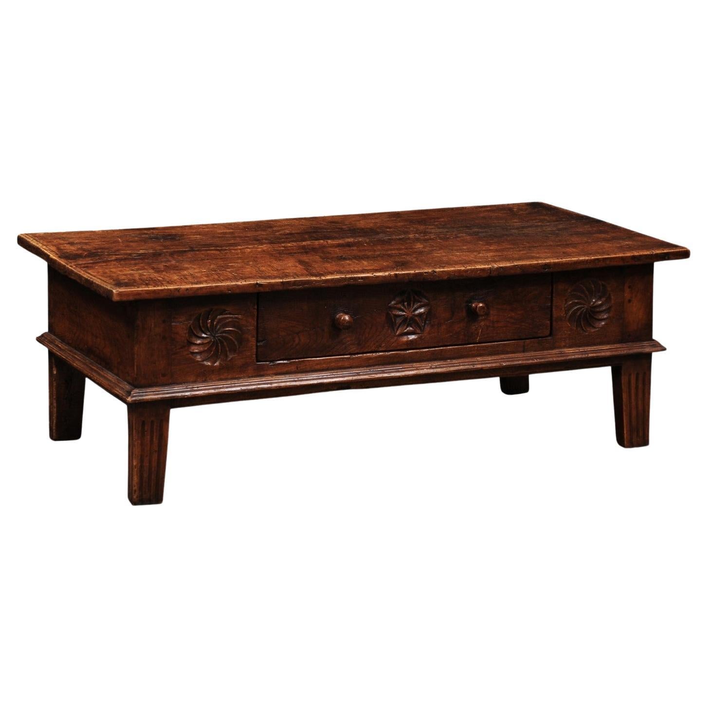 Table basse en noyer espagnol du XVIIIe siècle avec frise et tiroir sculptés