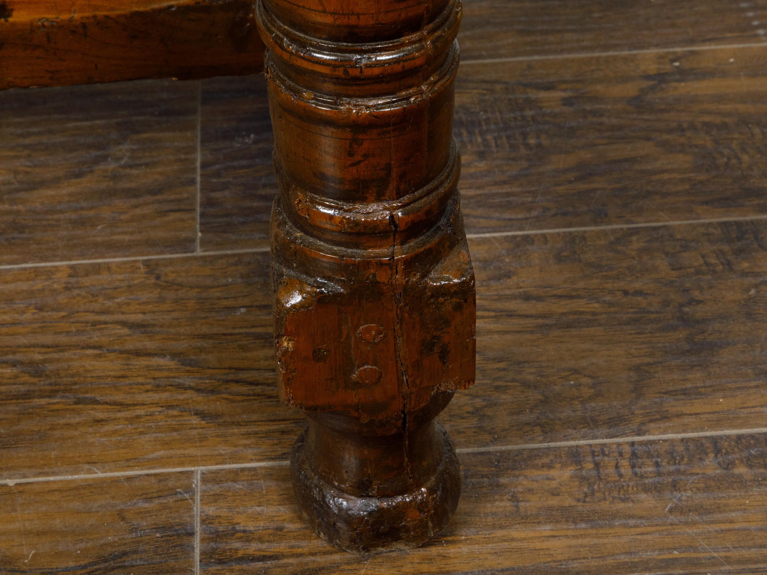 Spanischer Konsolentisch aus Nussbaumholz des 18. Jahrhunderts mit geschnitzten Schubladen und Balusterbeinen im Angebot 6