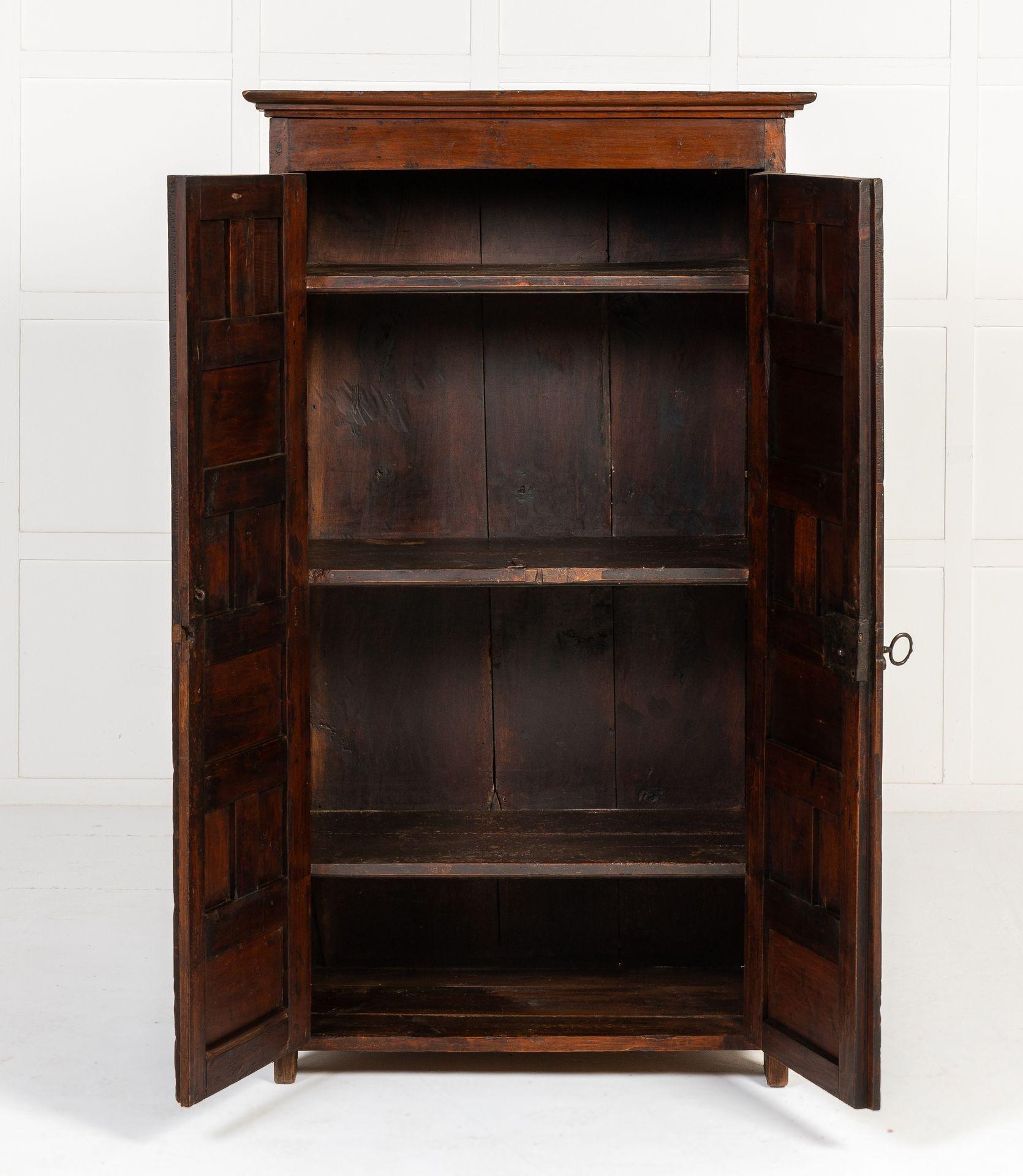 Credenza o armadio in noce spagnolo del XVIII secolo. Questa credenza ha un aspetto barocco. Il noce ha un bel colore e presenta una buona patinatura. La lavorazione del metallo, in particolare le grandi cerniere a strappo, è di qualità eccellente.