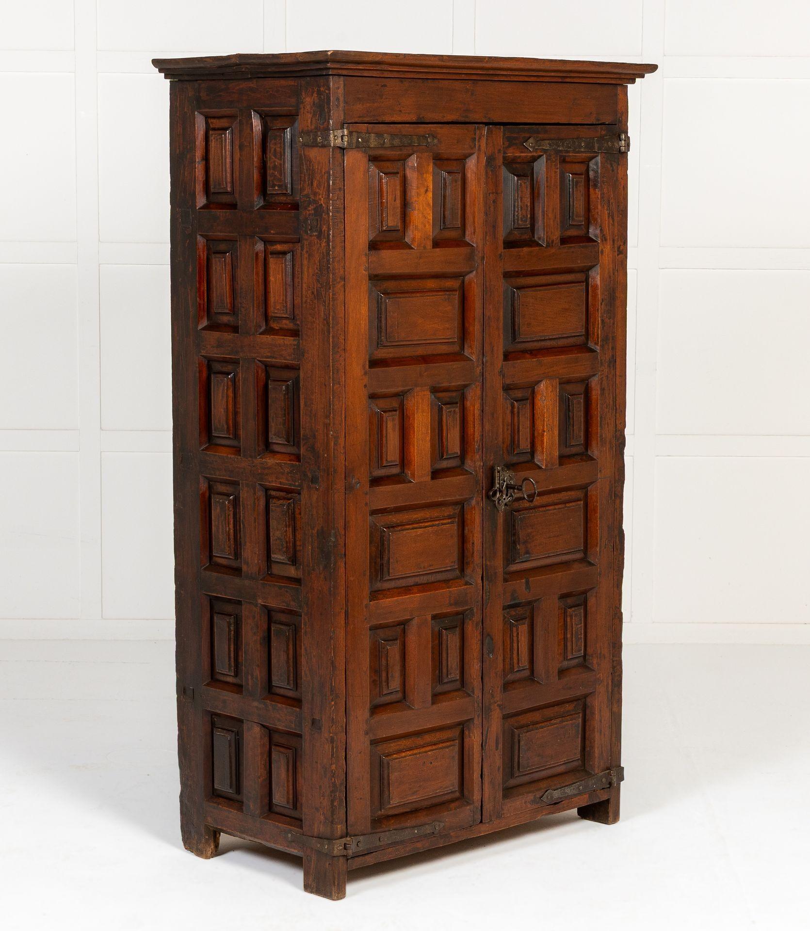 Spagnolo Credenza in noce spagnola del XVIII secolo in vendita