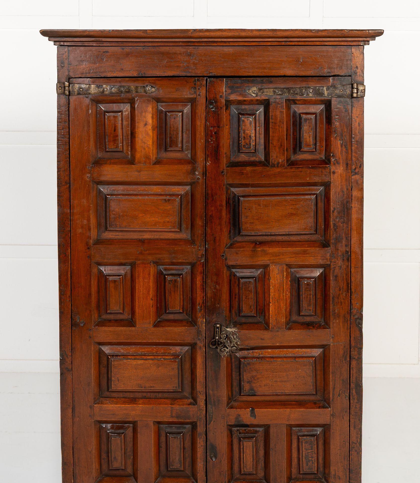 Credenza in noce spagnola del XVIII secolo In condizioni ottime in vendita a Gloucestershire, GB