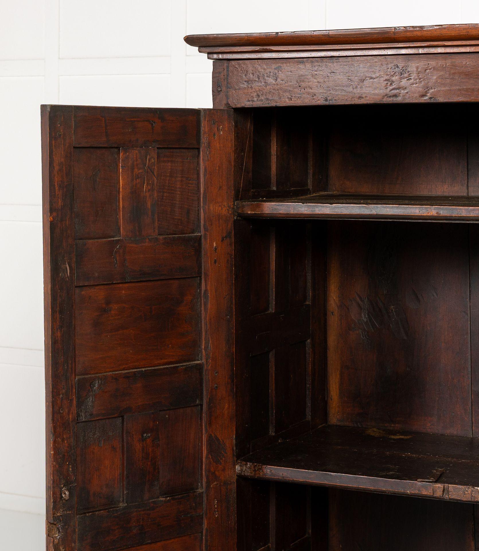 Fino al XVIII secolo Credenza in noce spagnola del XVIII secolo in vendita