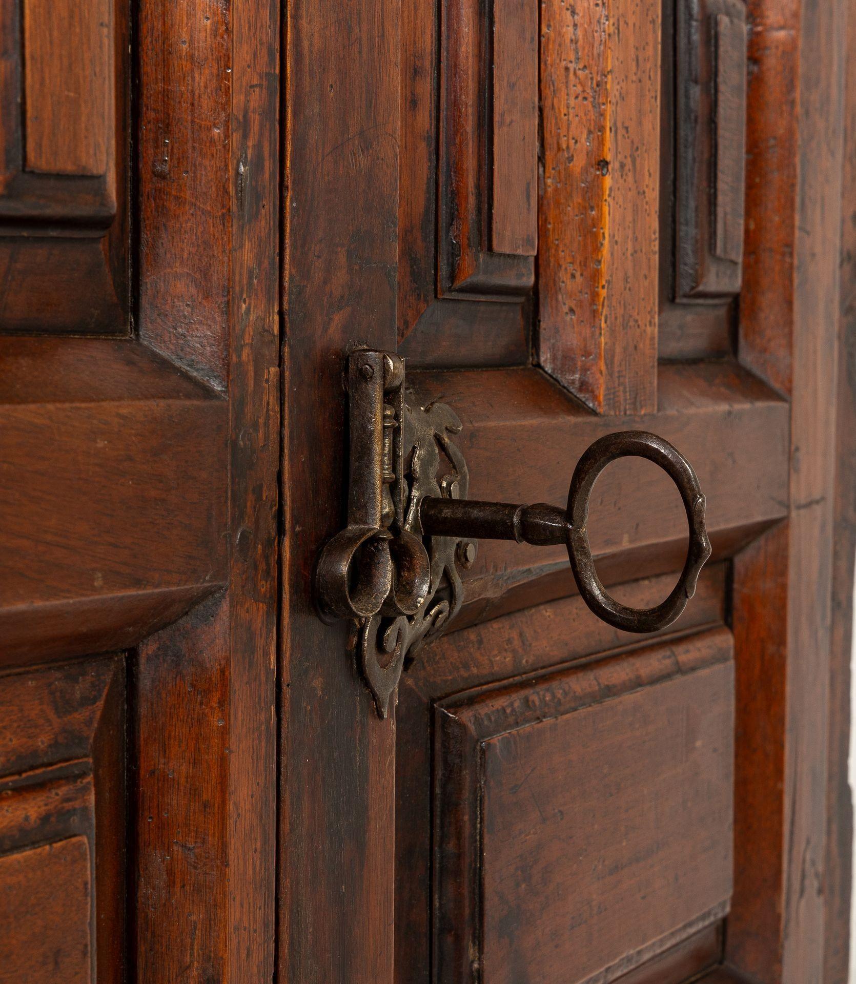 Credenza in noce spagnola del XVIII secolo in vendita 1