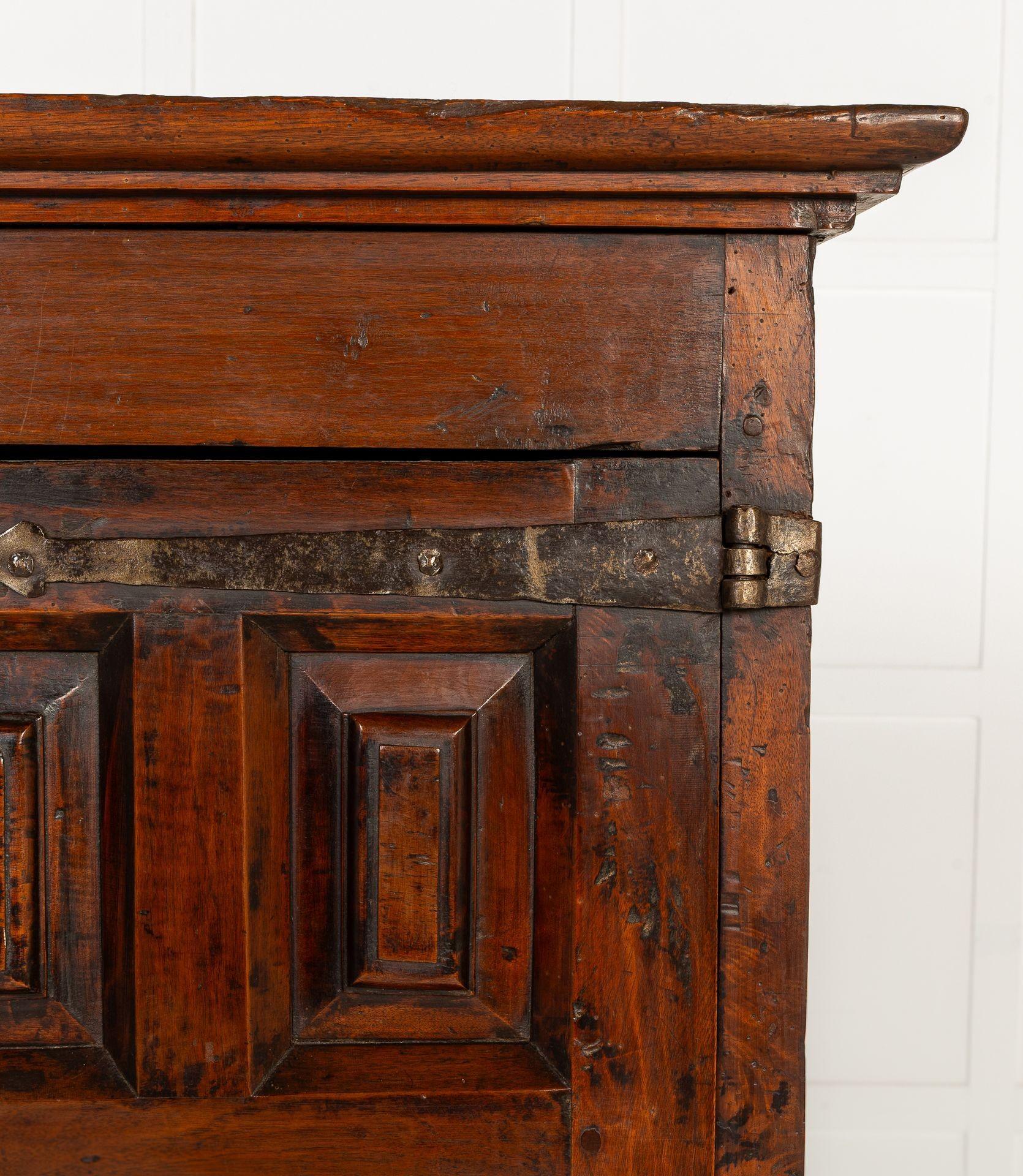 Credenza in noce spagnola del XVIII secolo in vendita 2
