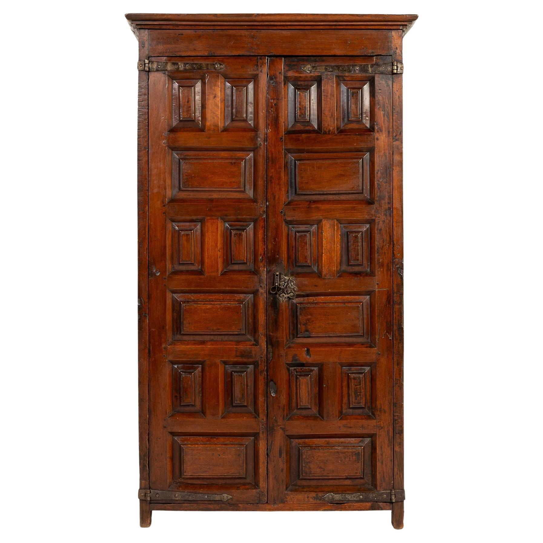 Credenza in noce spagnola del XVIII secolo in vendita