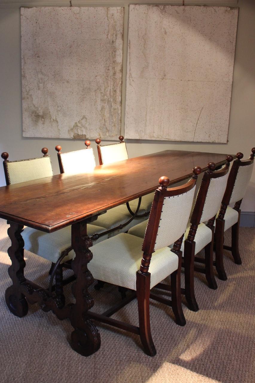A fine quality and with a lovely color, 18th century Spanish dining / centre table in walnut, that will seat eight people comfortably. Great patina,
circa 1780, Spain.