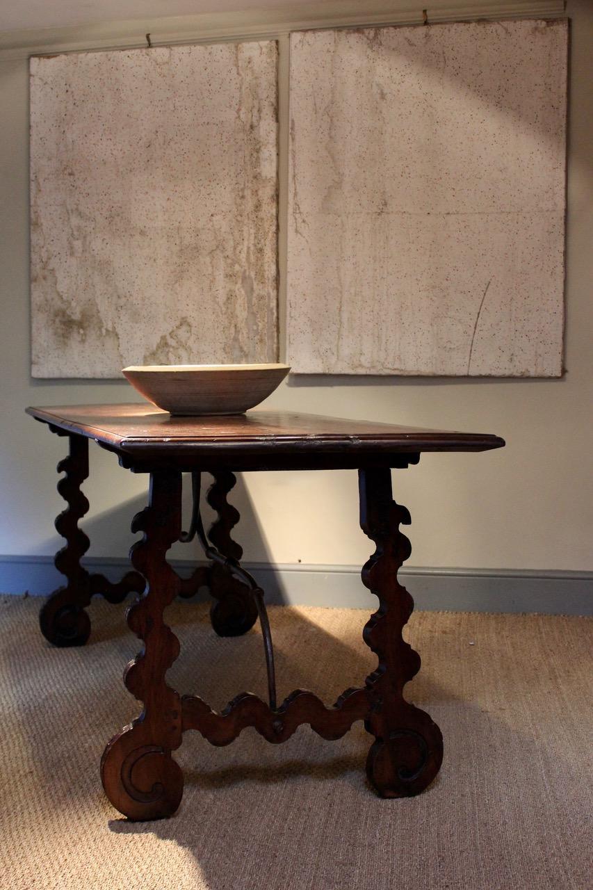18th Century Spanish Walnut Dining Table In Good Condition For Sale In Gloucestershire, GB