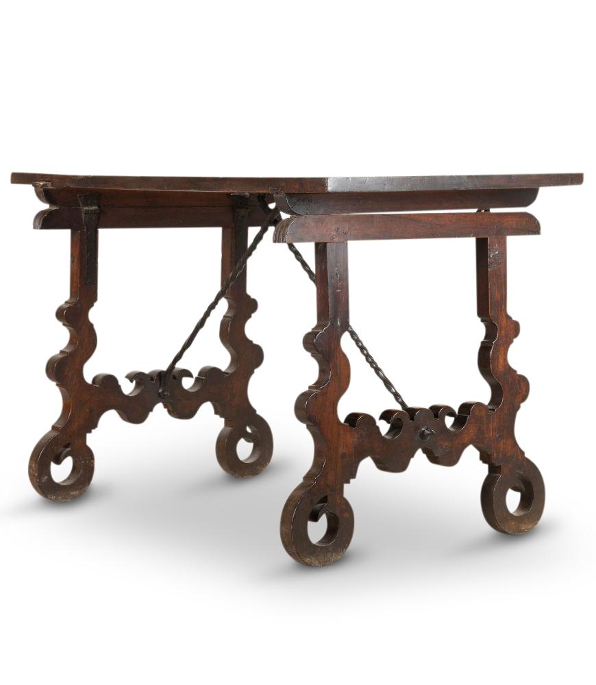 Noyer Table de salle à manger espagnole du 18ème siècle en vente