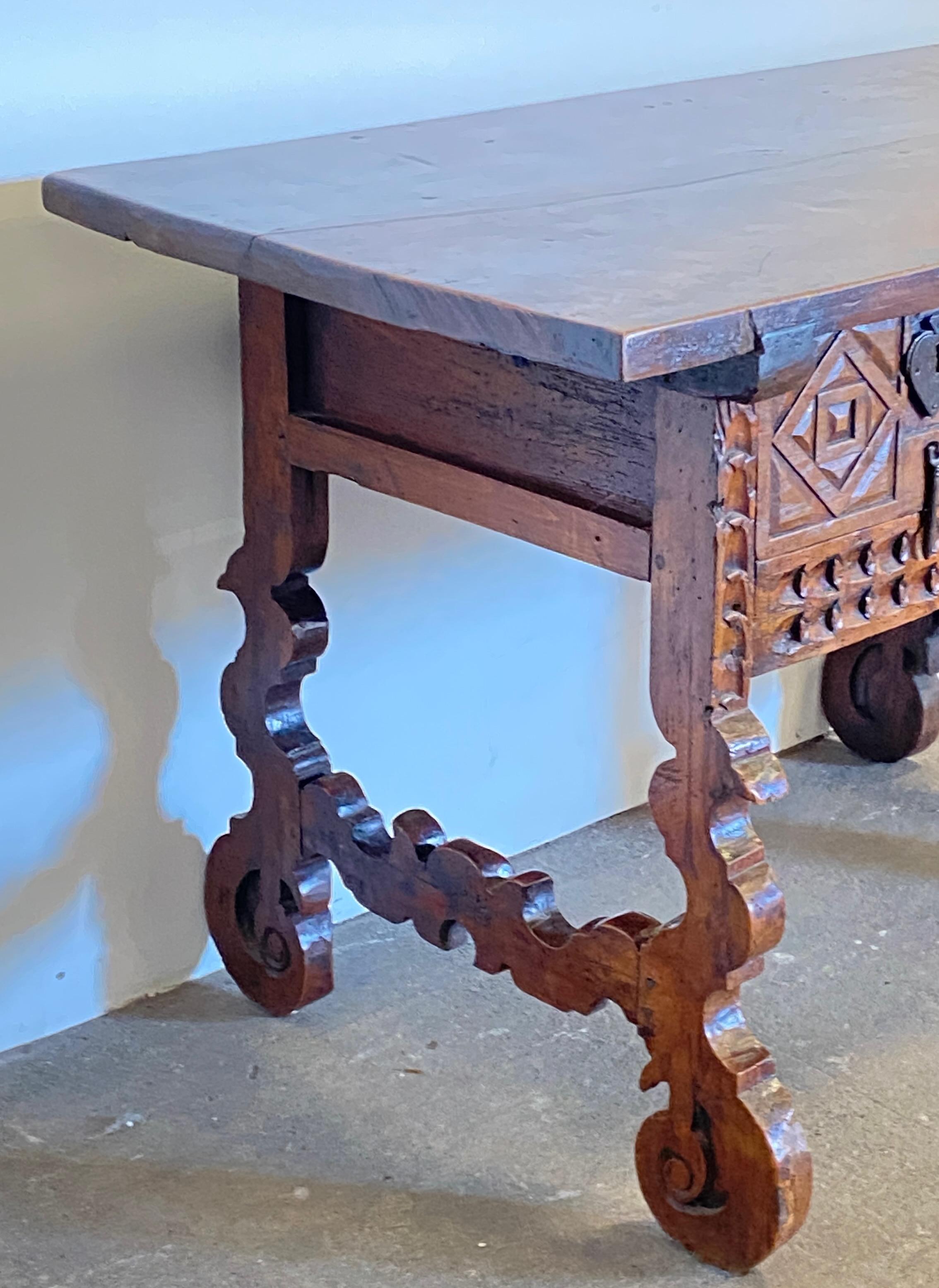 18th Century Spanish Walnut Lyre Table For Sale 1