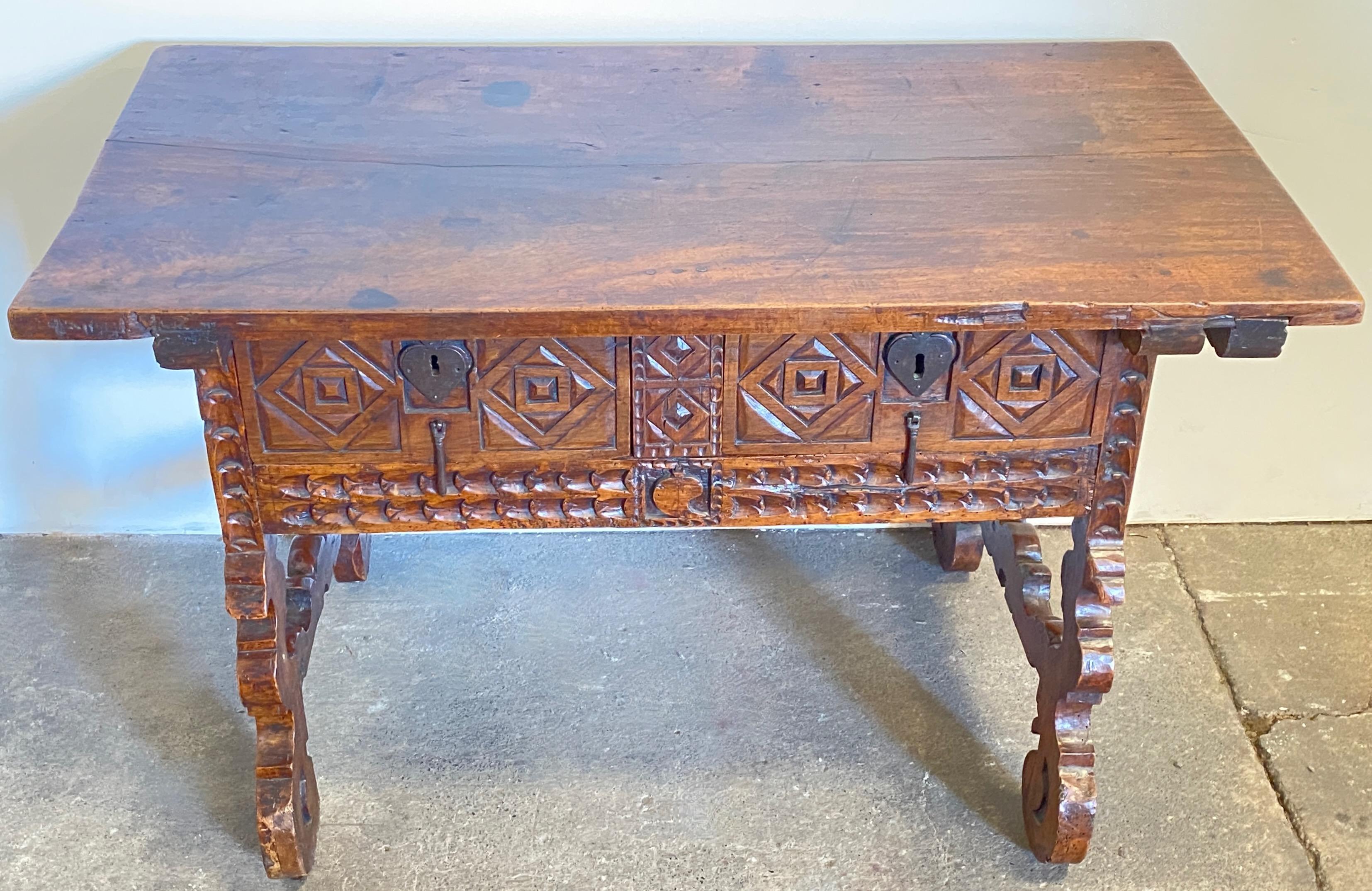 18th Century Spanish Walnut Lyre Table For Sale 3