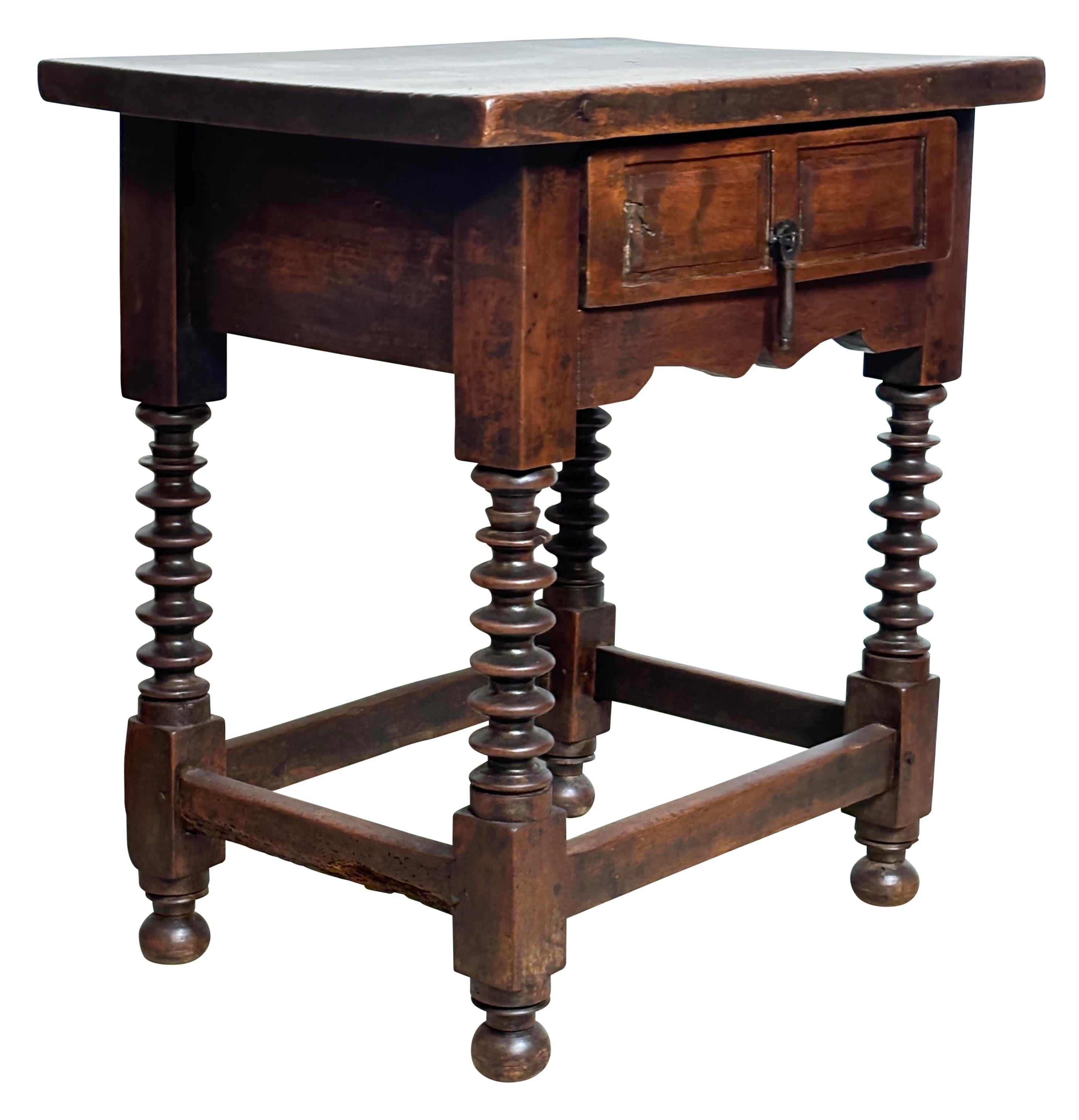 Table d'appoint en noyer espagnol du XVIIIe siècle, avec un seul tiroir et des pieds tournés. Patine richement vieillie avec une belle présence.
Dans un état de conservation remarquable.