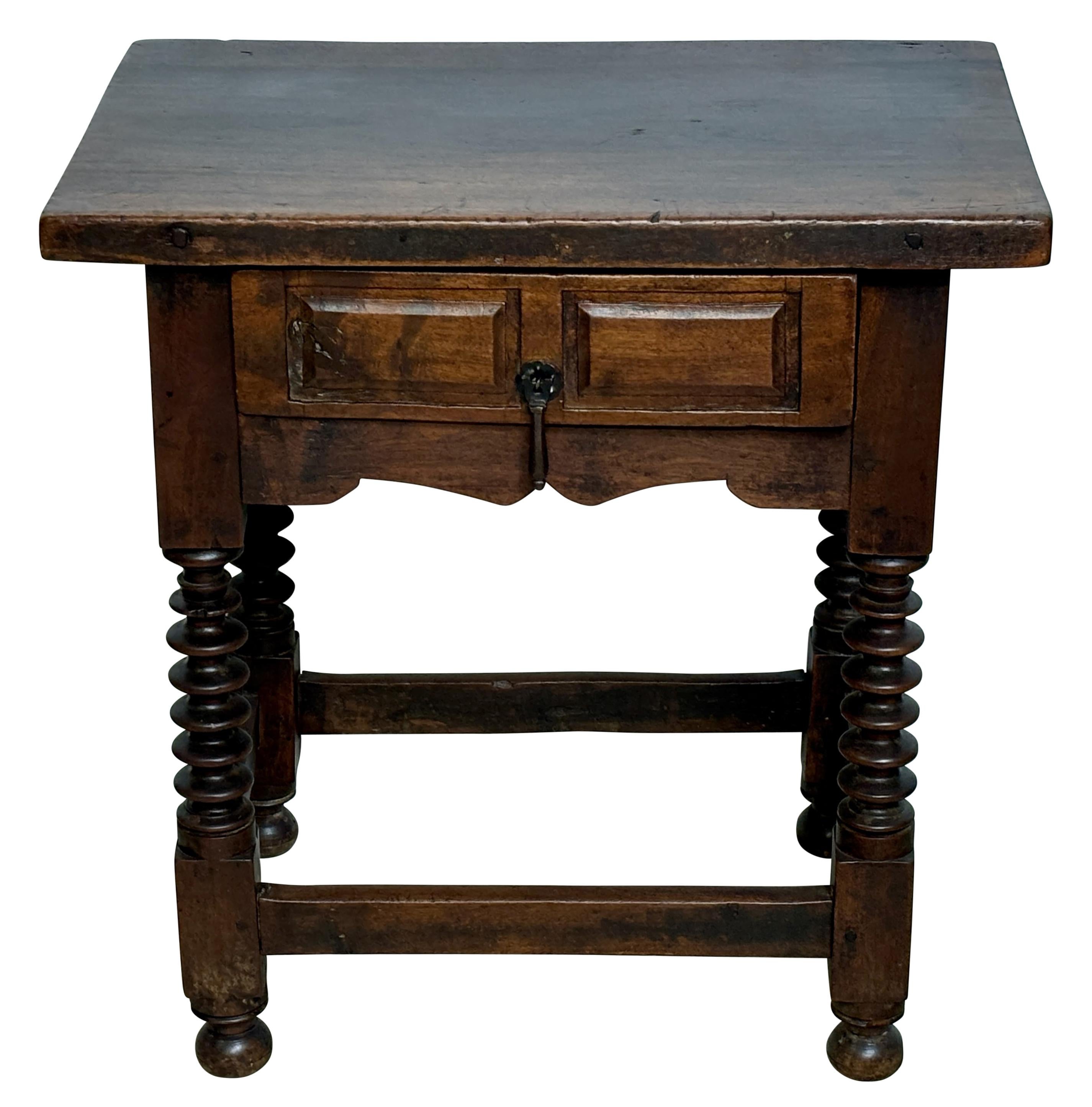 Espagnol Table d'appoint en noyer espagnol du XVIIIe siècle en vente