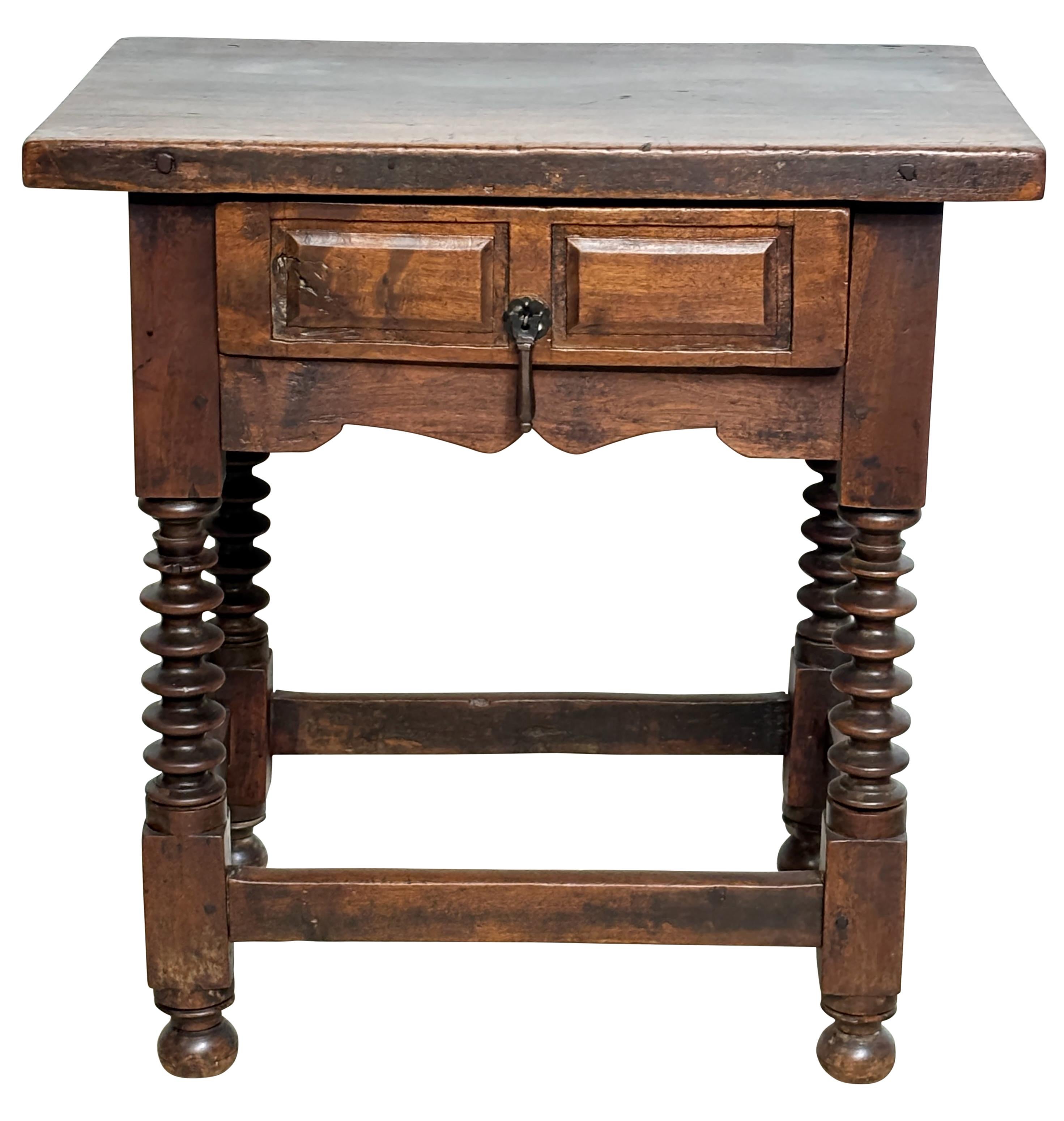 Table d'appoint en noyer espagnol du XVIIIe siècle Bon état - En vente à San Francisco, CA