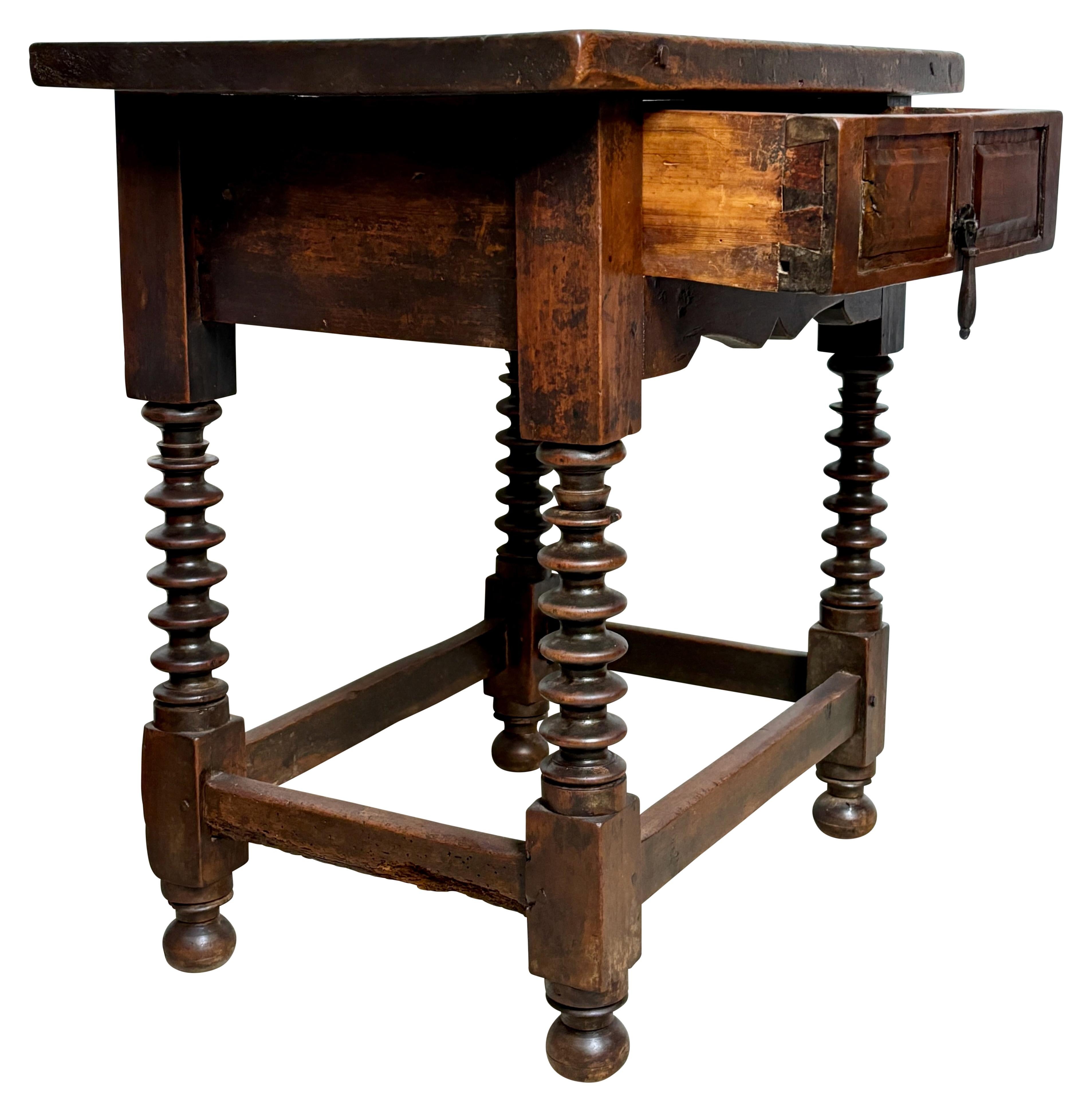 XVIIIe siècle et antérieur Table d'appoint en noyer espagnol du XVIIIe siècle en vente