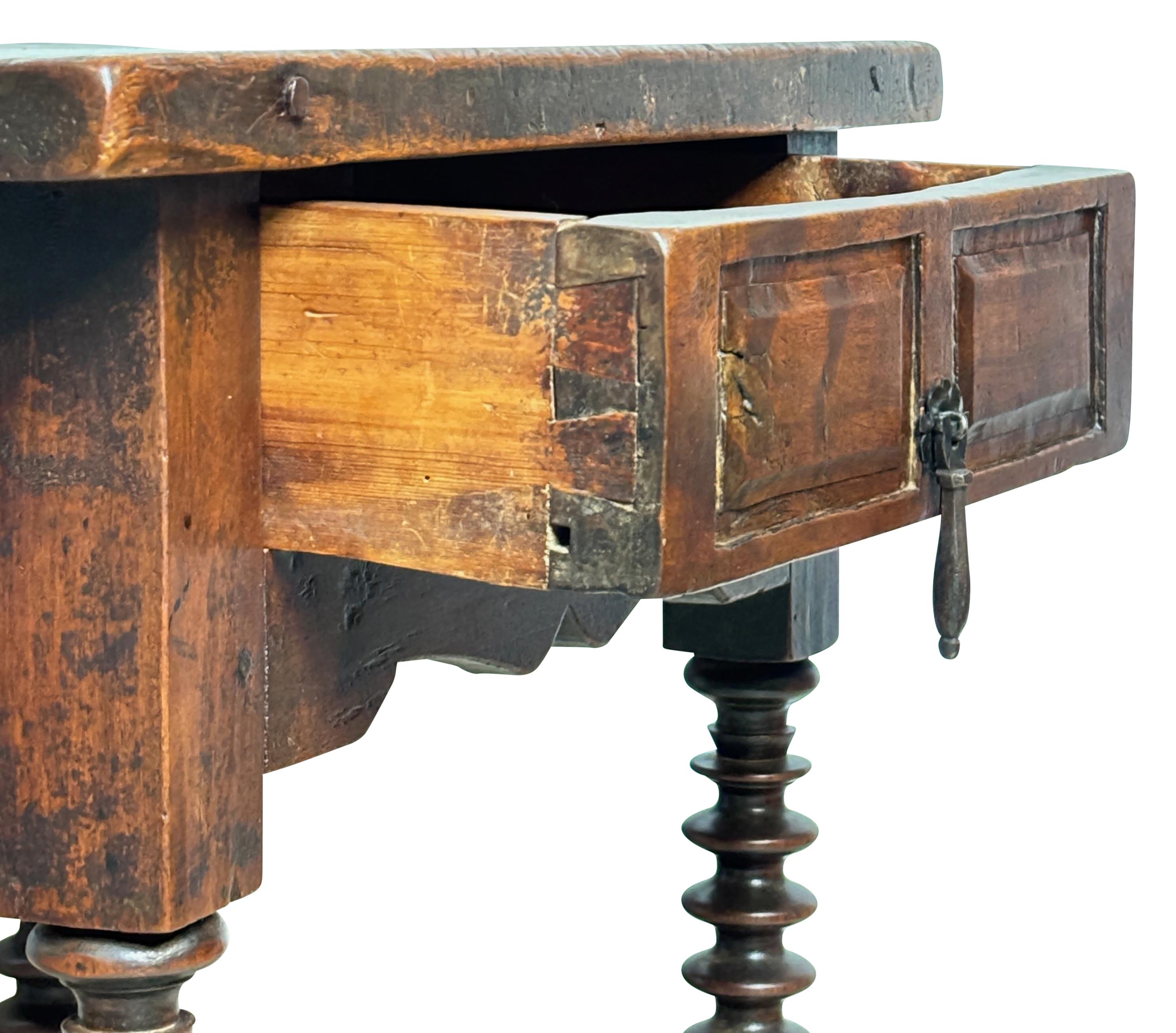 Noyer Table d'appoint en noyer espagnol du XVIIIe siècle en vente