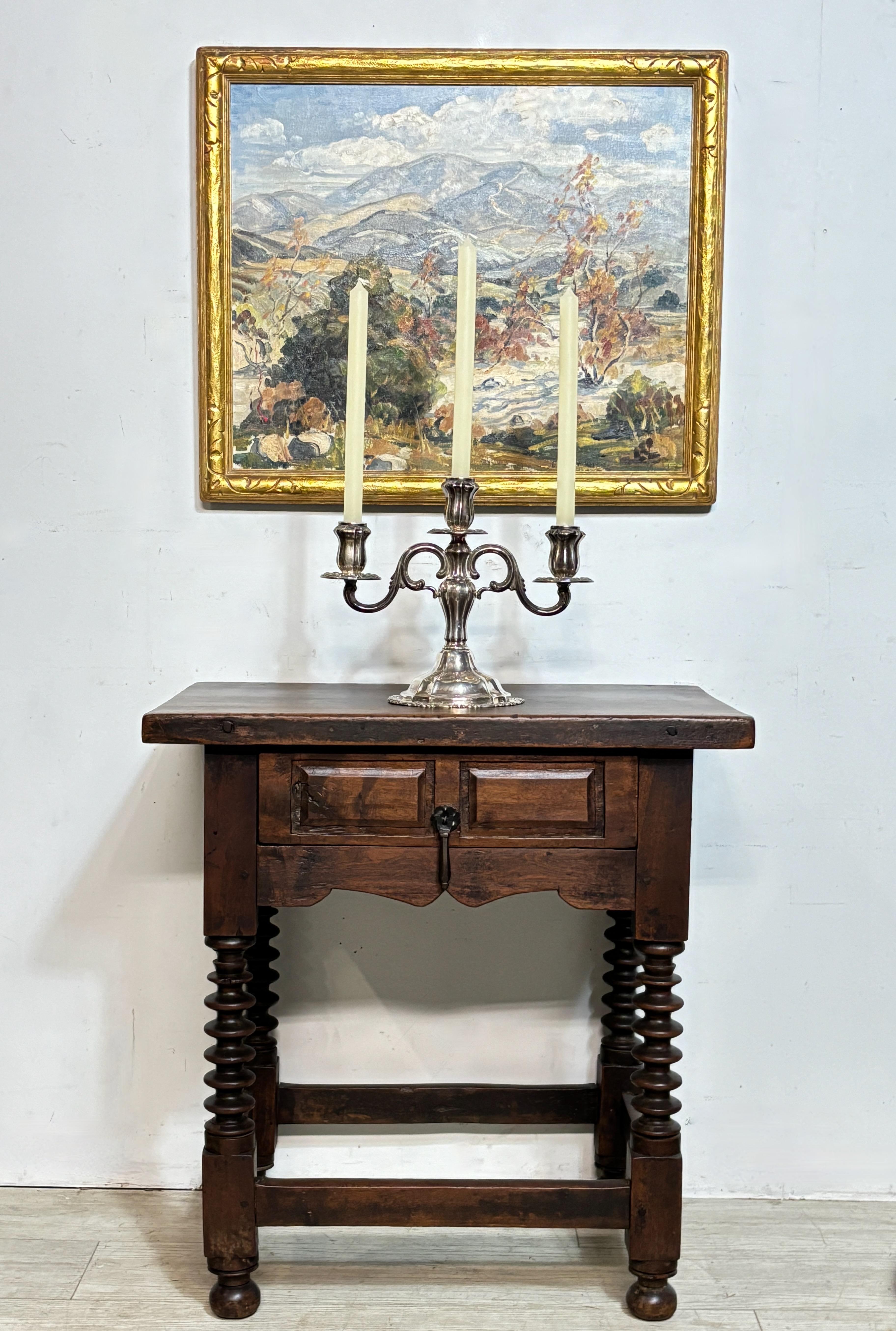 Table d'appoint en noyer espagnol du XVIIIe siècle en vente 1