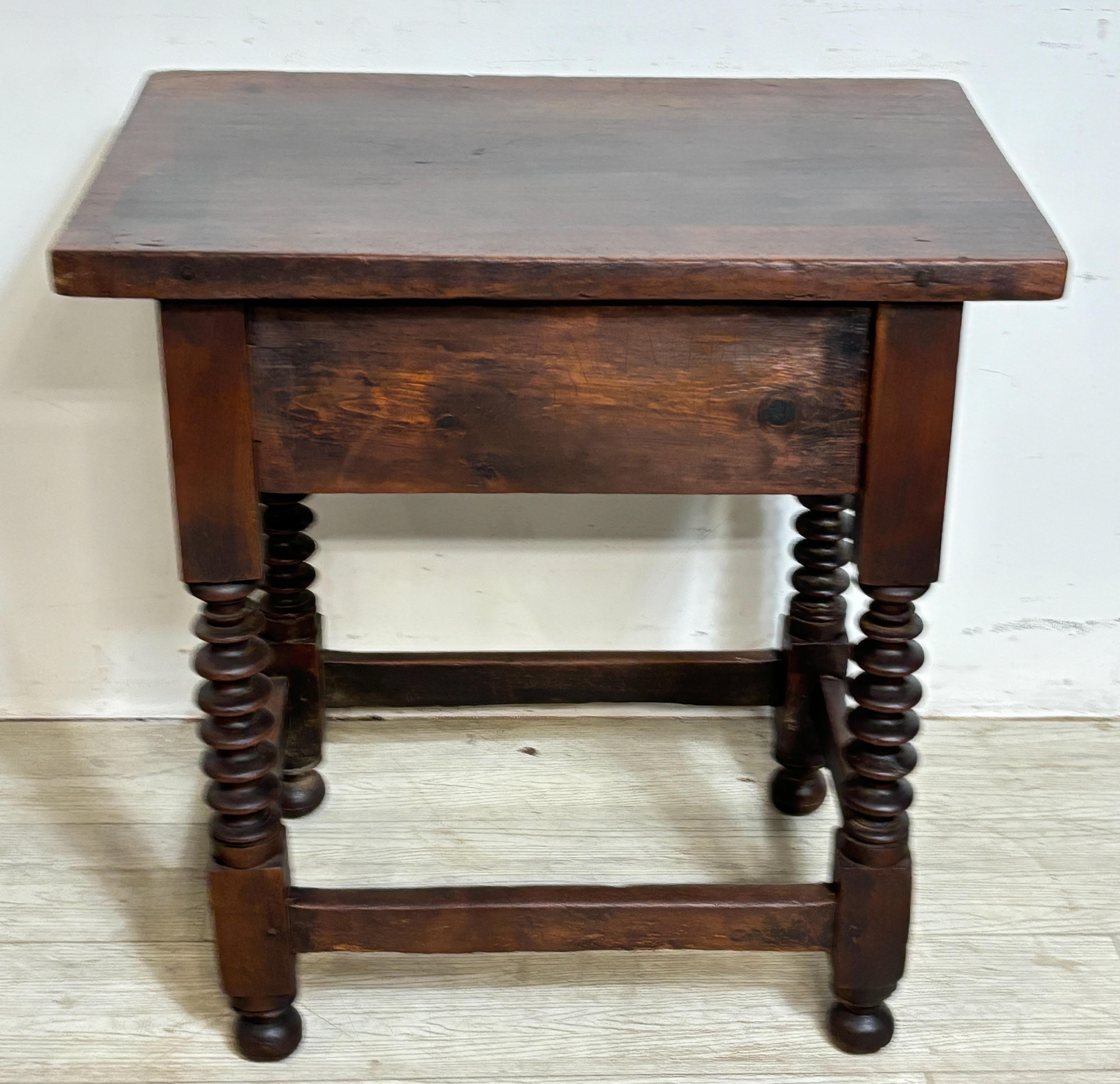 Table d'appoint en noyer espagnol du XVIIIe siècle en vente 2