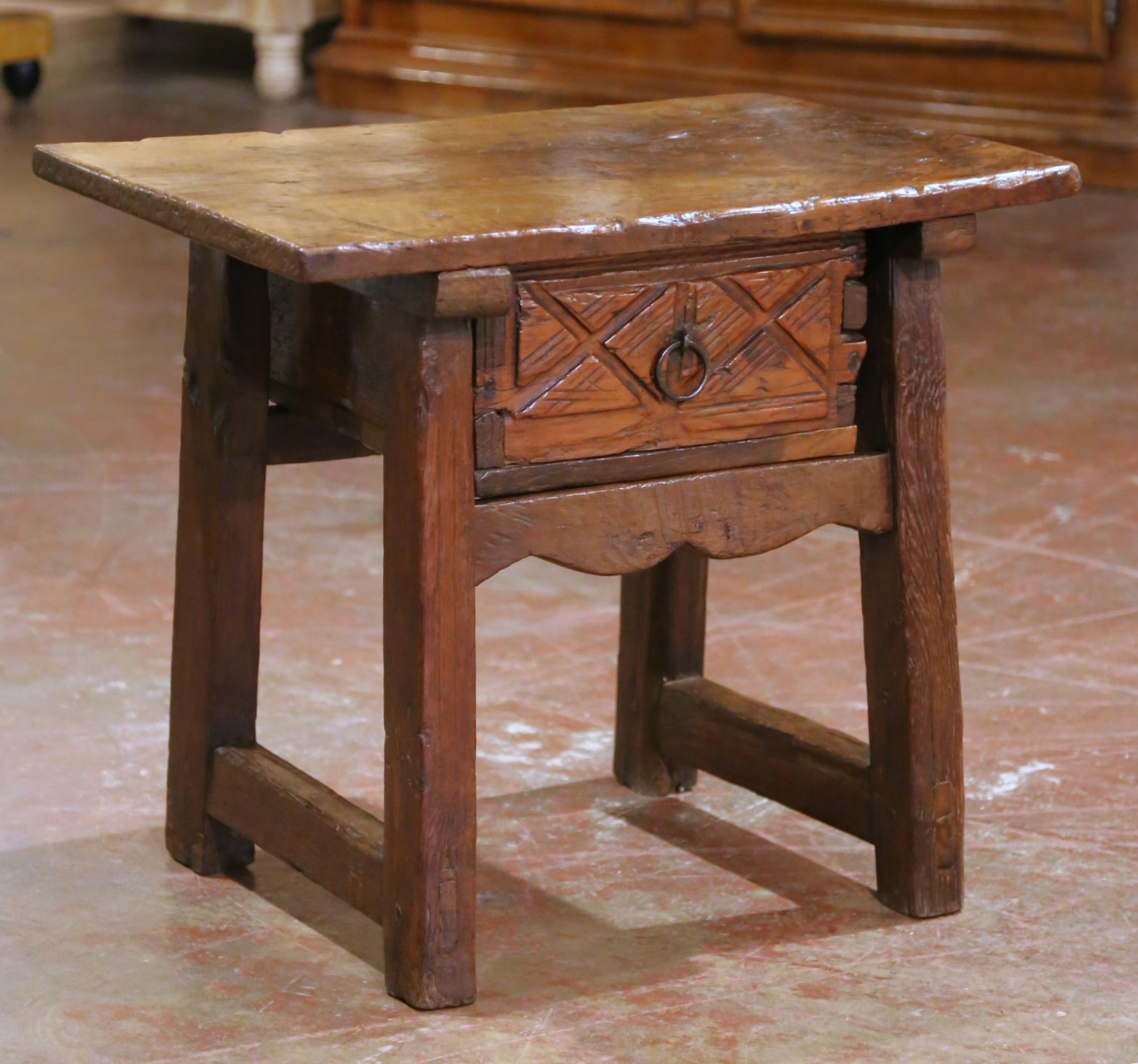 Dieser hübsche Beistelltisch wurde um 1760 in Spanien gefertigt und ist ein schönes Beispiel für die provinzielle Handwerkskunst des 18. Jahrhunderts. Der Tisch hat eine dicke, rechteckige Platte aus einem Stück mit wunderschön abgenutzten Kanten