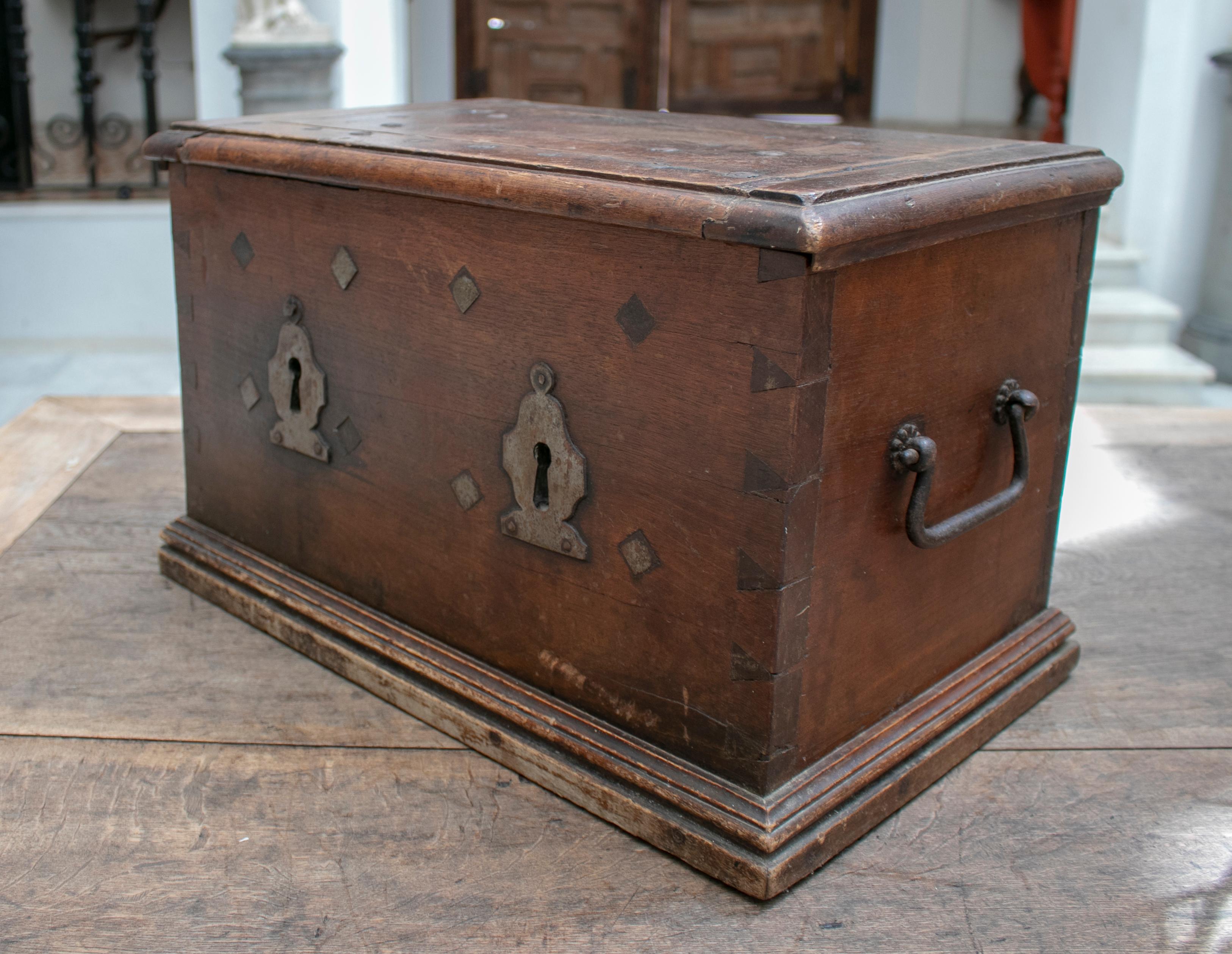 18th Century Spanish Walnut Strongbox Safe with Two Locks and Iron Fittings In Good Condition In Marbella, ES
