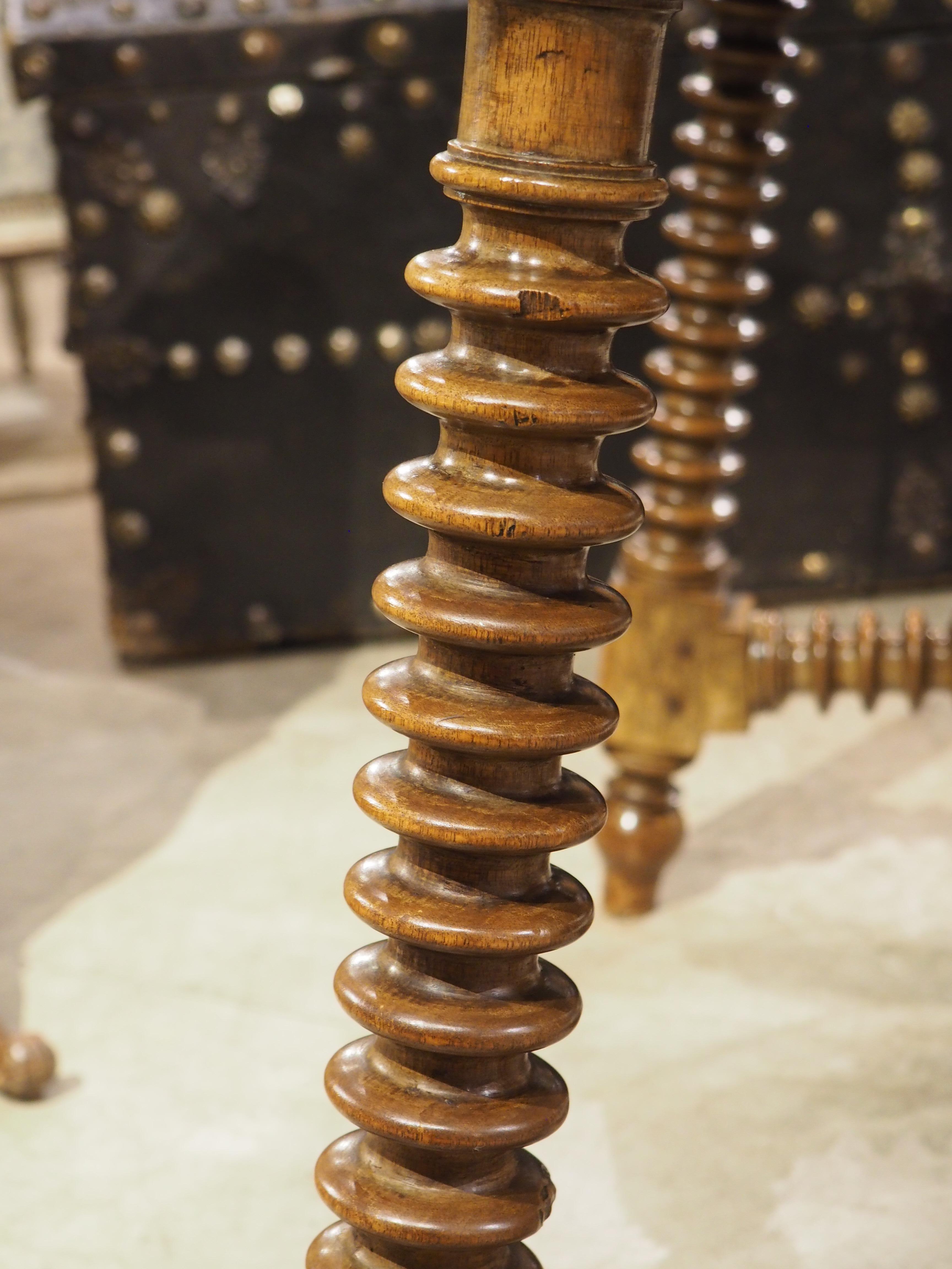 Tavolo in noce spagnolo del XVIII secolo con gambe originali in ferro e ad anelli impilati in vendita 3