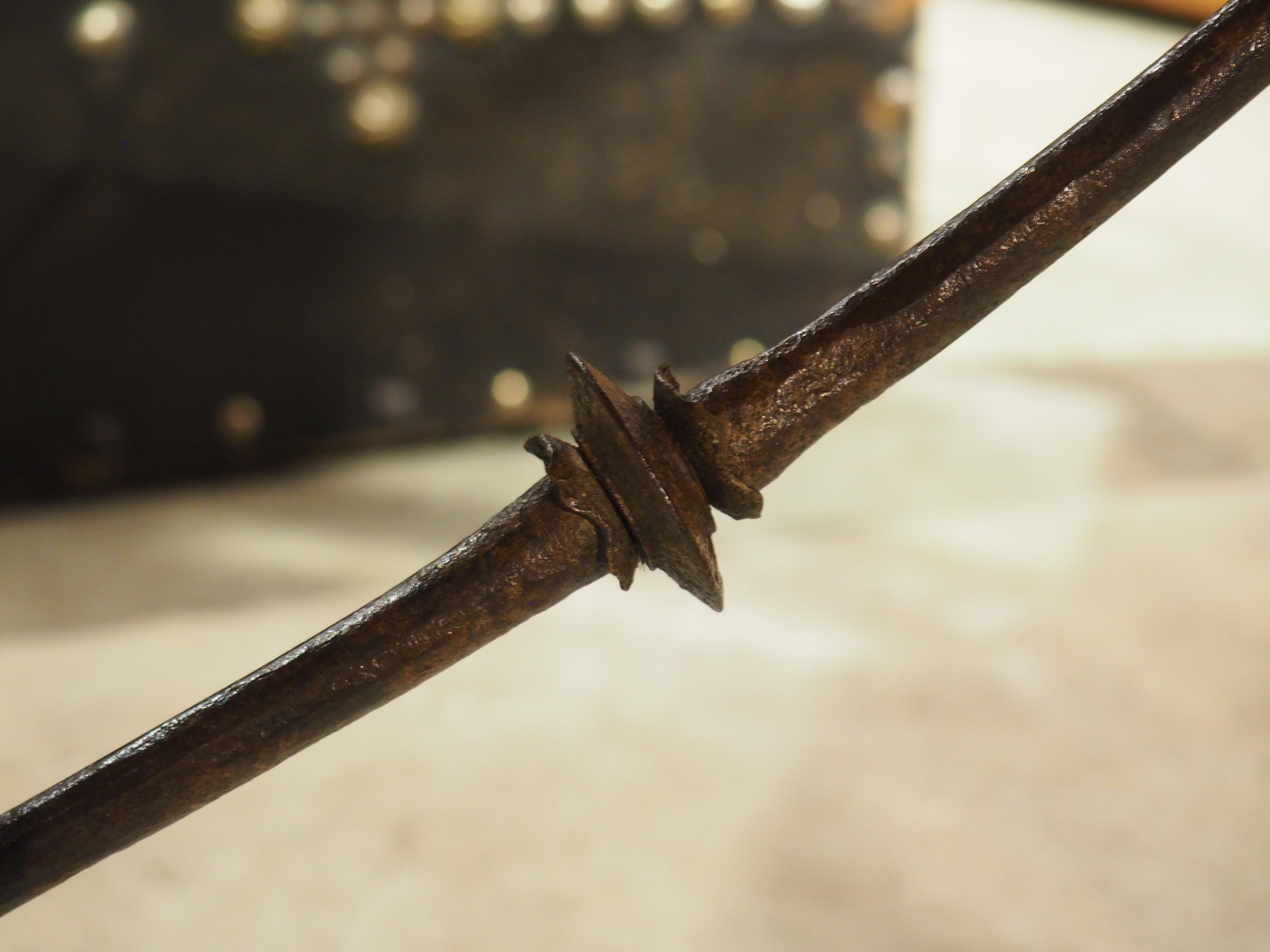 Tavolo in noce spagnolo del XVIII secolo con gambe originali in ferro e ad anelli impilati in vendita 10