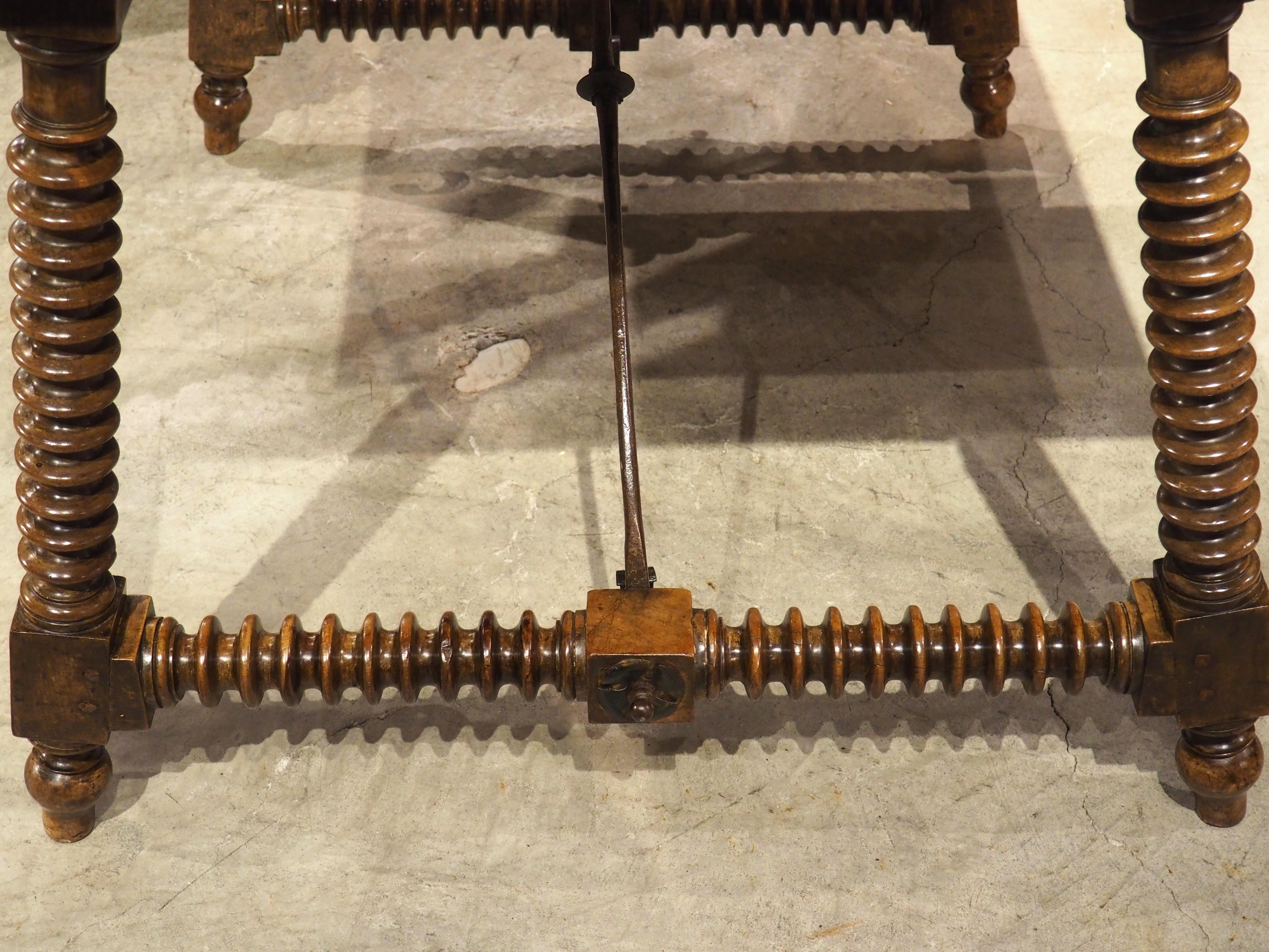 Tavolo in noce spagnolo del XVIII secolo con gambe originali in ferro e ad anelli impilati in vendita 12