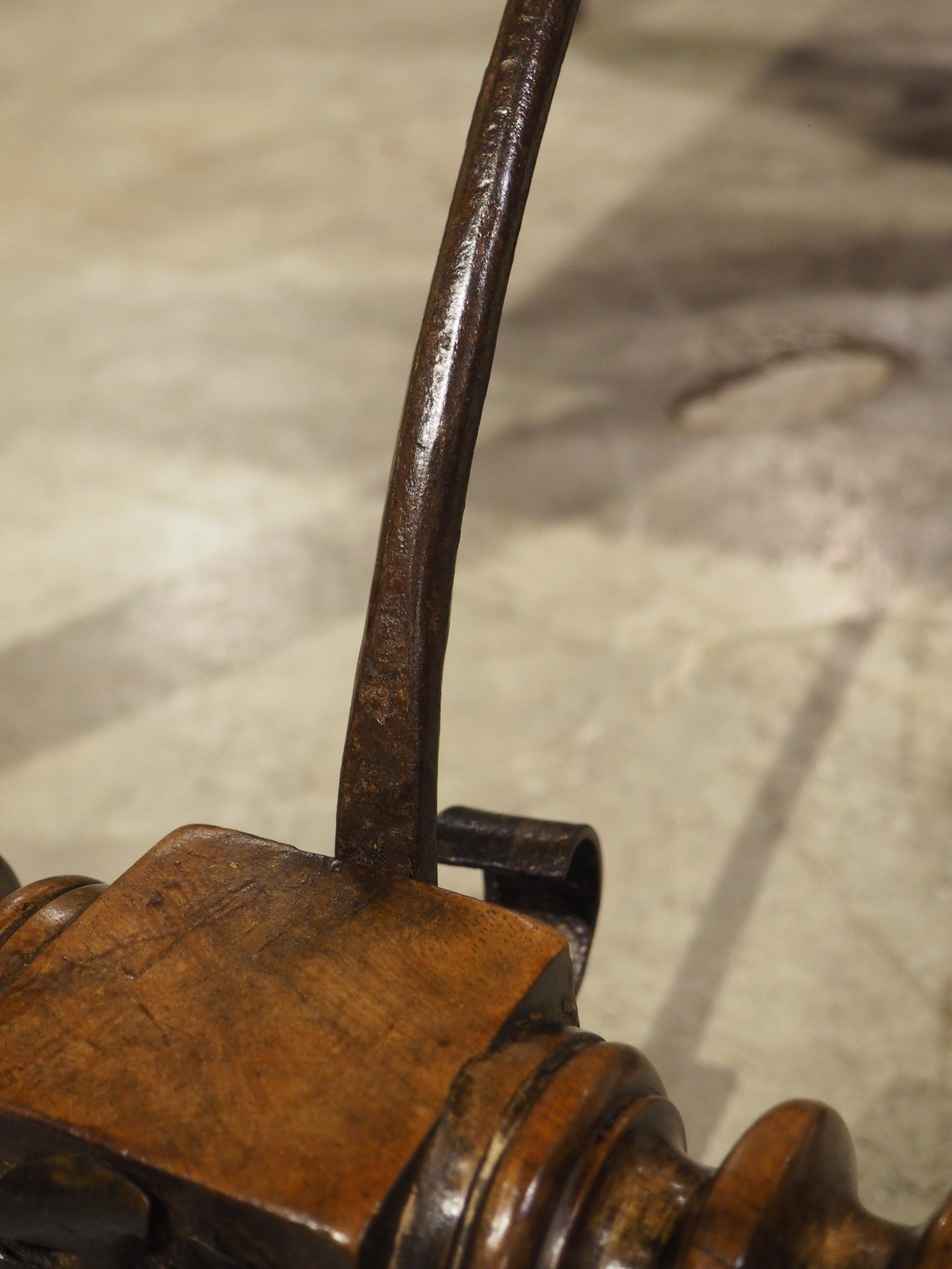 Tavolo in noce spagnolo del XVIII secolo con gambe originali in ferro e ad anelli impilati in vendita 13