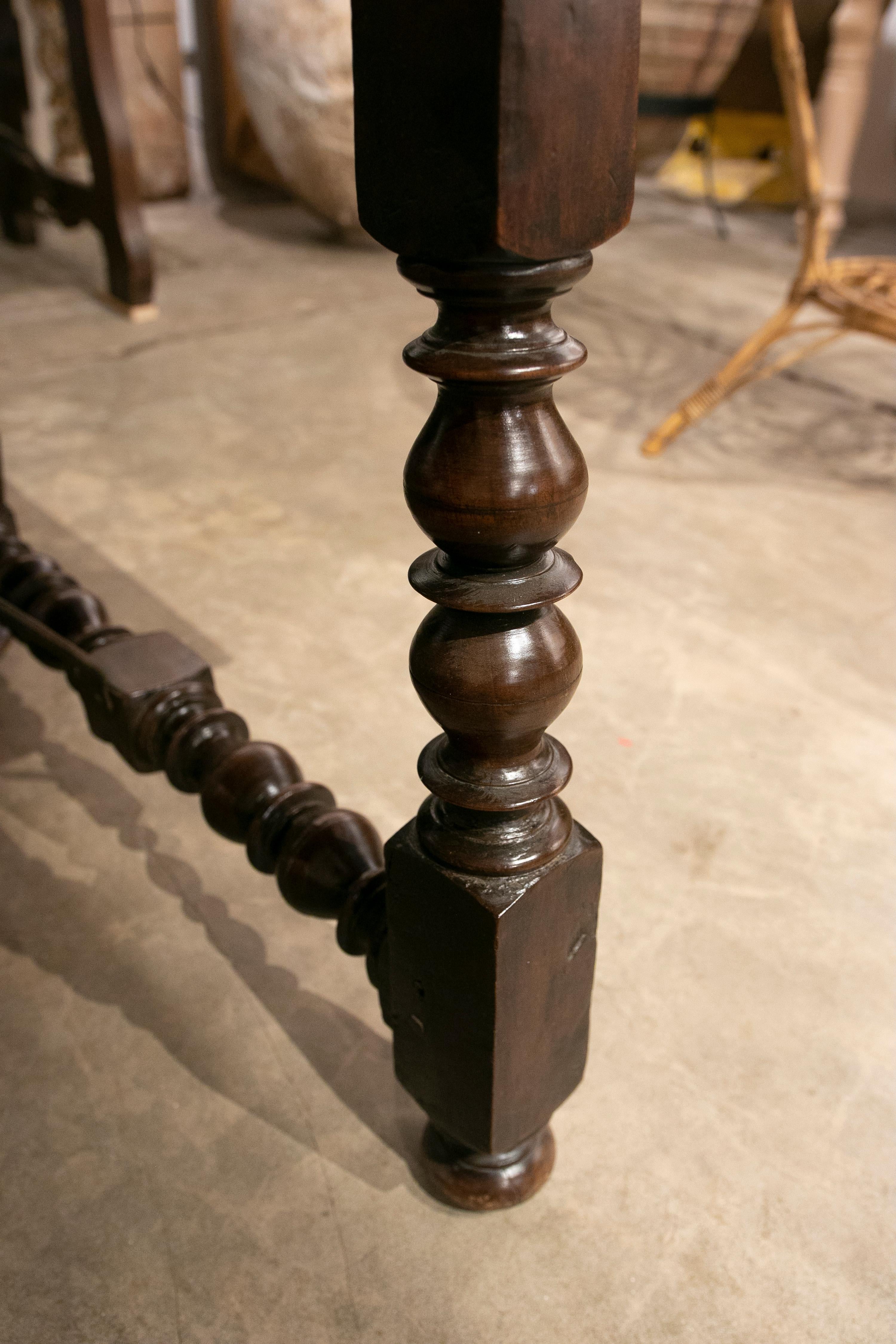 Spanischer Nussbaumtisch aus dem 18. Jahrhundert mit gedrechselten Beinen im Angebot 7