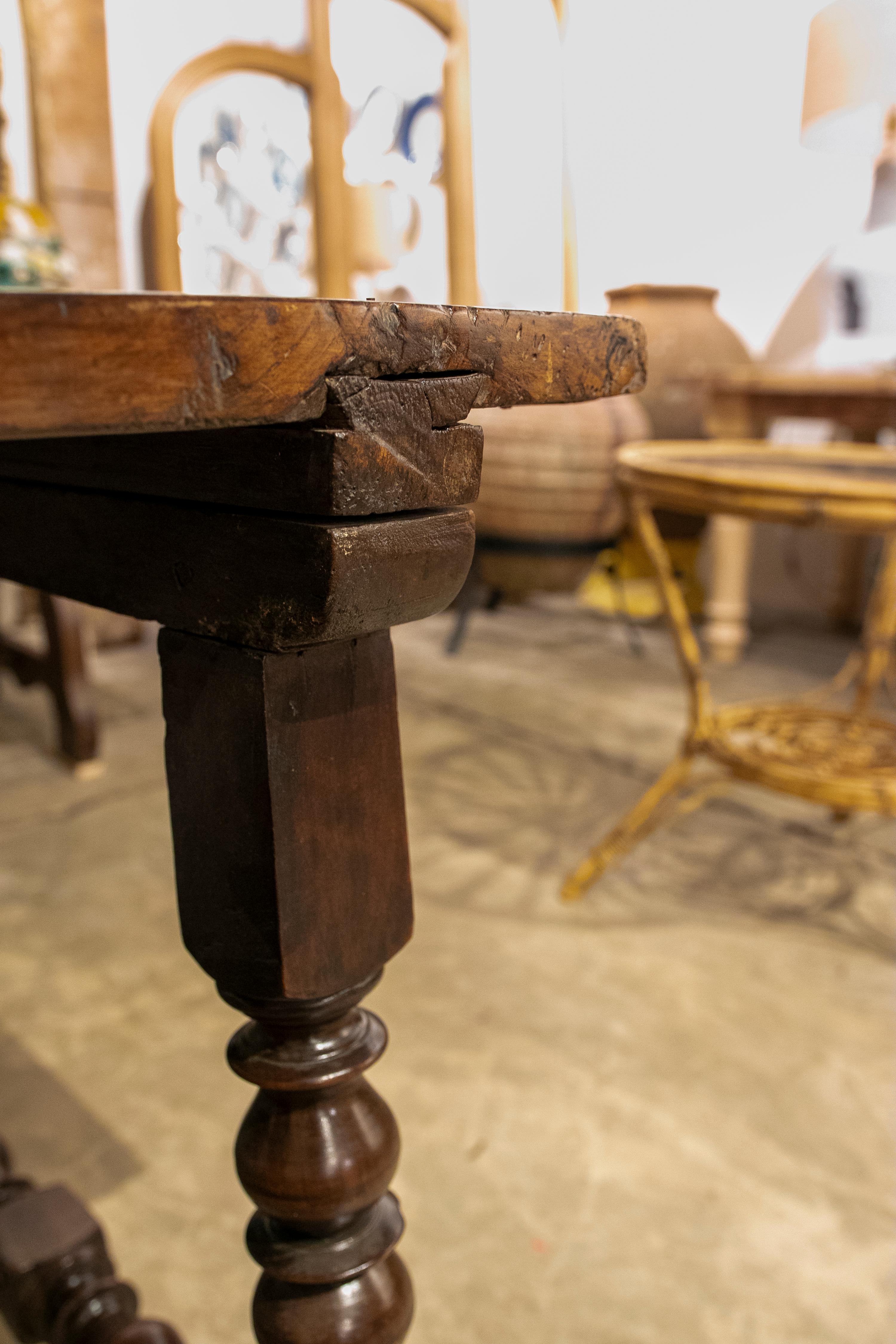 Spanischer Nussbaumtisch aus dem 18. Jahrhundert mit gedrechselten Beinen im Angebot 8