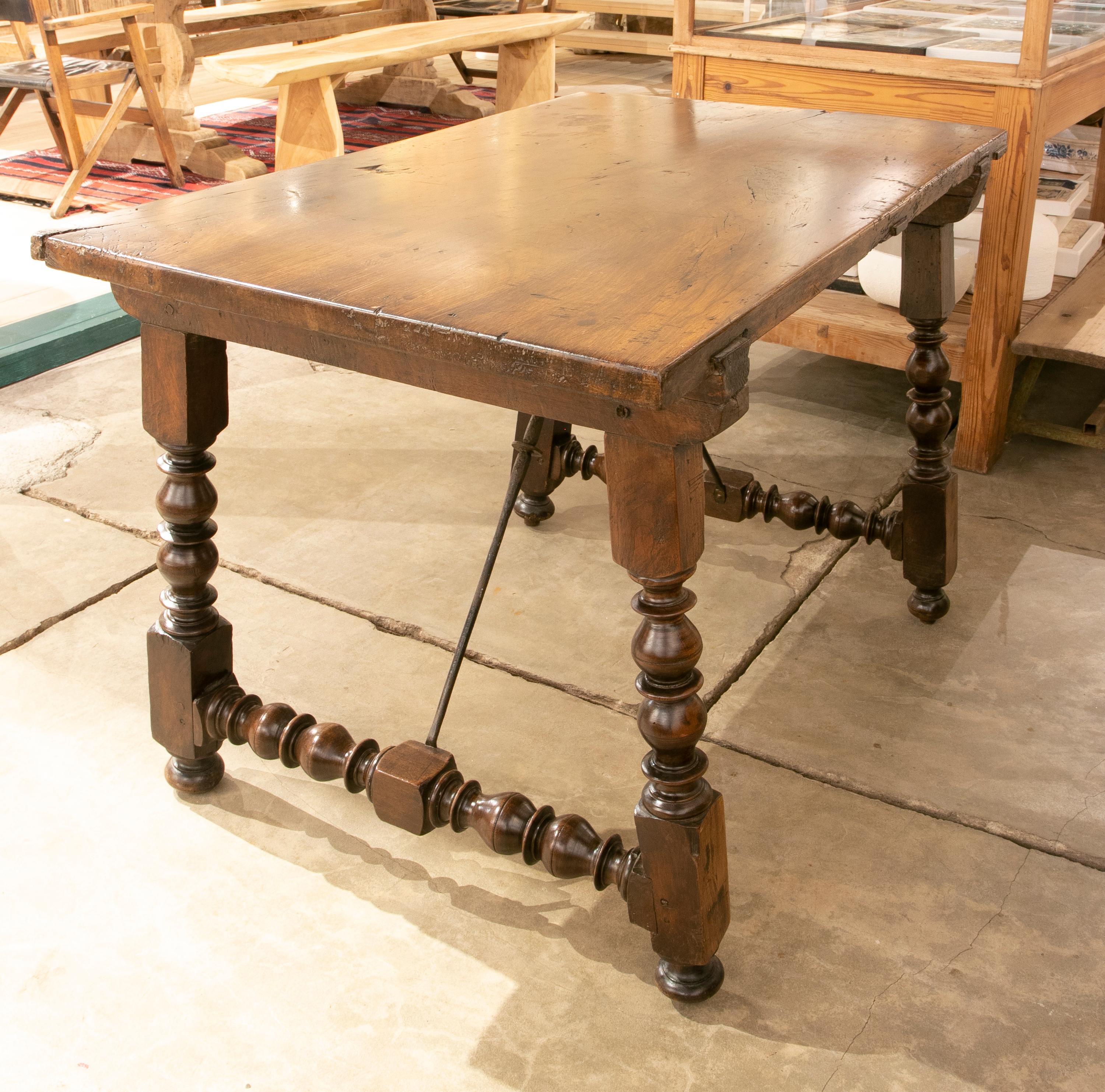 18th Century Spanish Walnut Table with Turned Legs In Good Condition For Sale In Marbella, ES