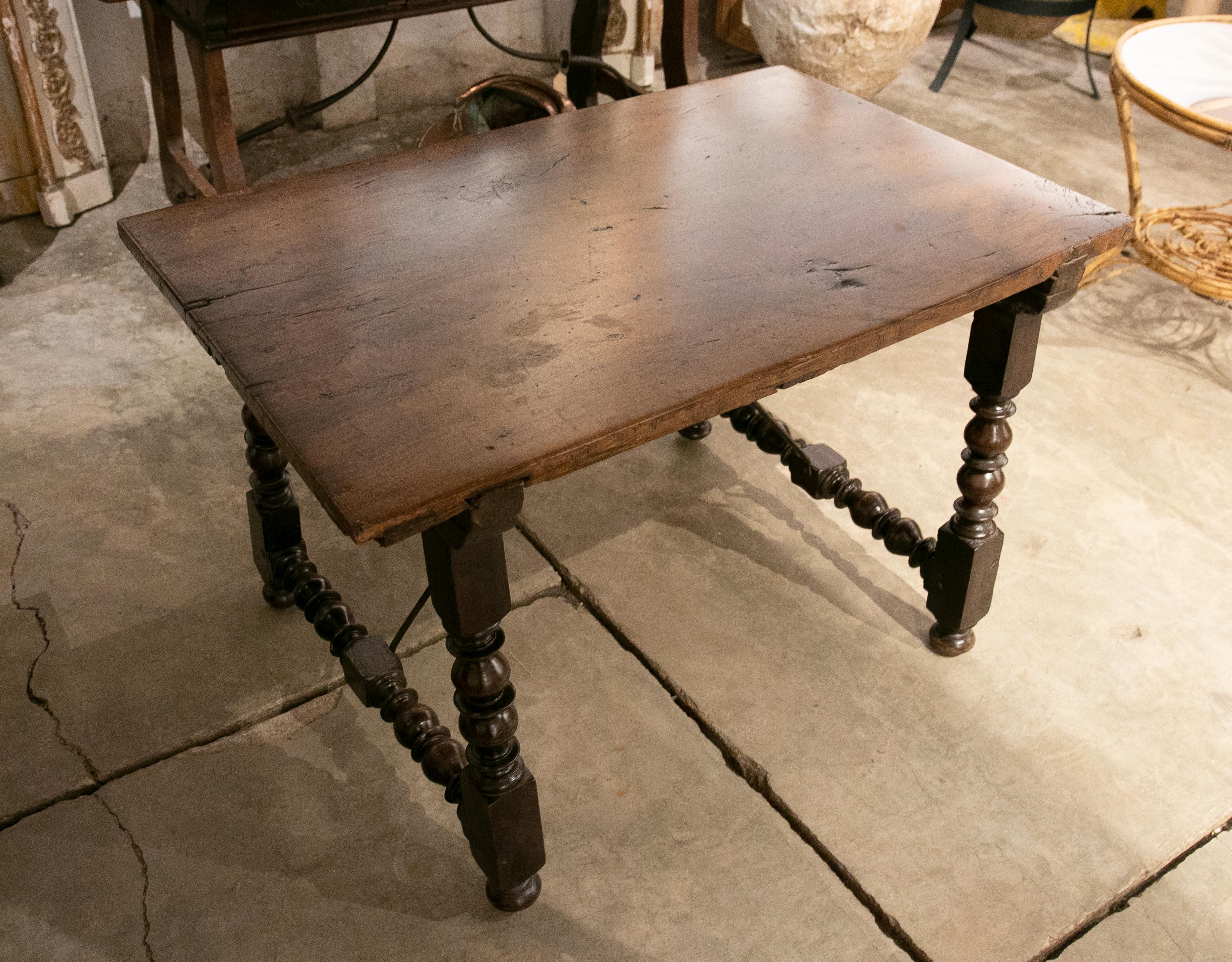 Spanischer Nussbaumtisch aus dem 18. Jahrhundert mit gedrechselten Beinen (18. Jahrhundert und früher) im Angebot