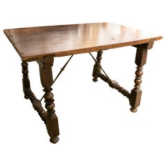 Mesa española de nogal del siglo XVIII con patas torneadas