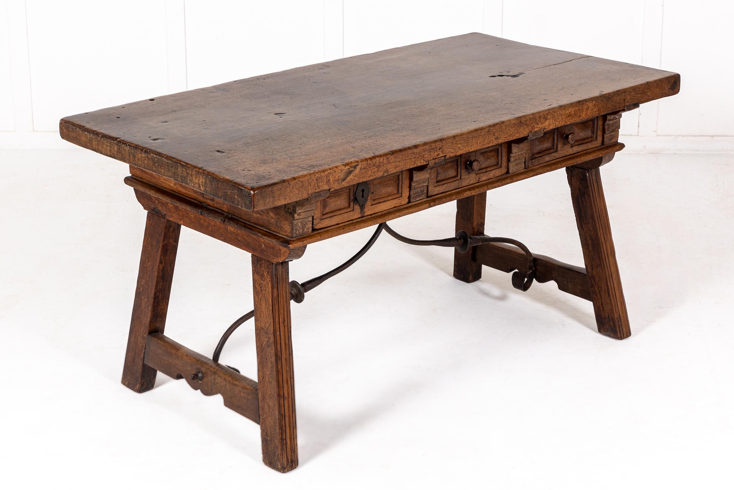 Table à tréteaux en noyer du XVIIIe siècle en vente 5