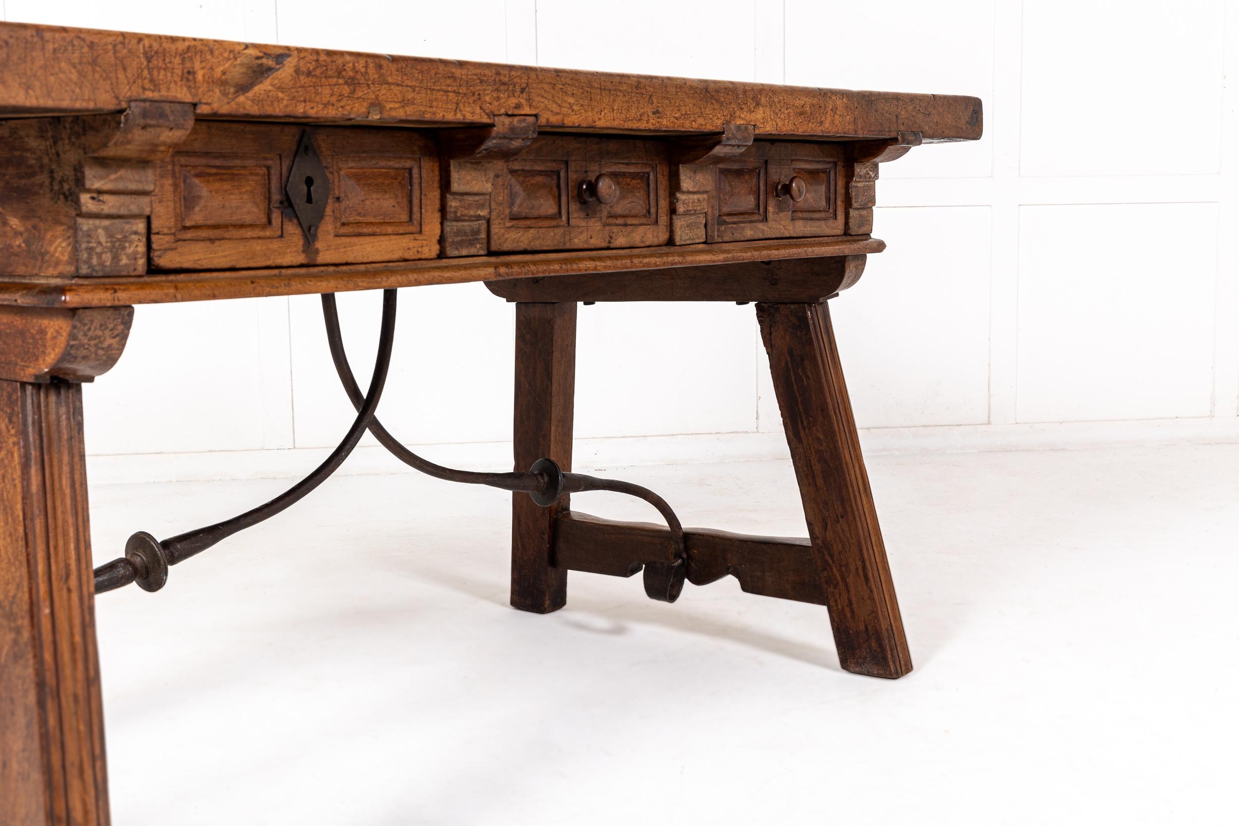 Table à tréteaux en noyer du XVIIIe siècle en vente 6