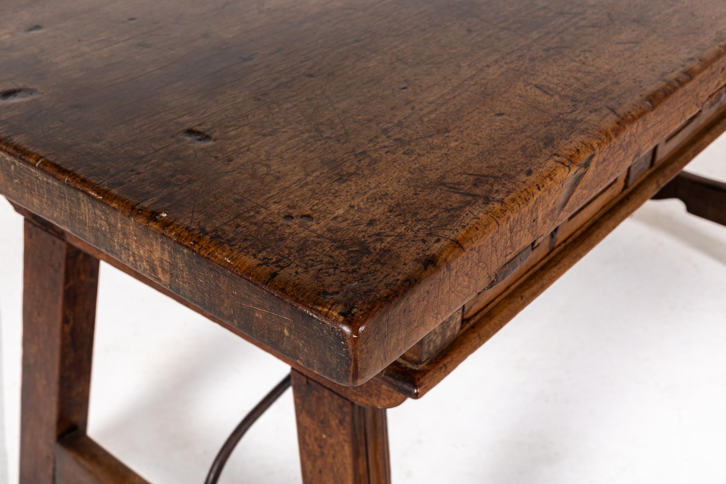 Table à tréteaux en noyer du XVIIIe siècle en vente 7