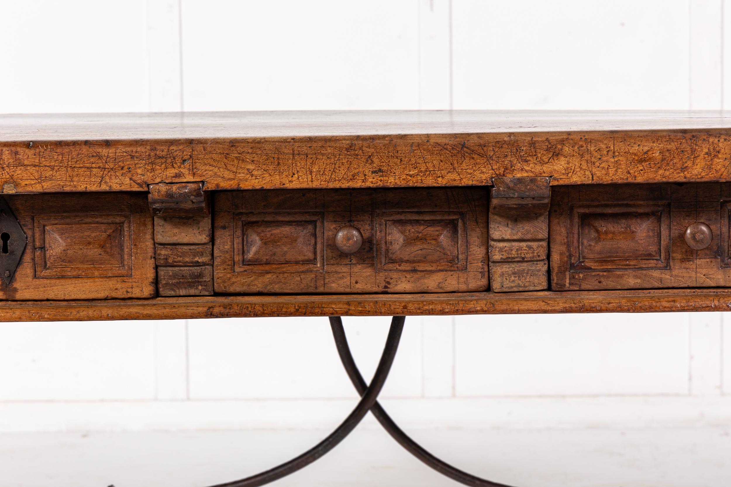 Très belle table à tréteaux en noyer espagnol du XVIIIe siècle avec traverse en fer forgé.

La forme de base de cette table est un design espagnol populaire de cette période, mais plusieurs facteurs distinguent cette table de la majorité des tables