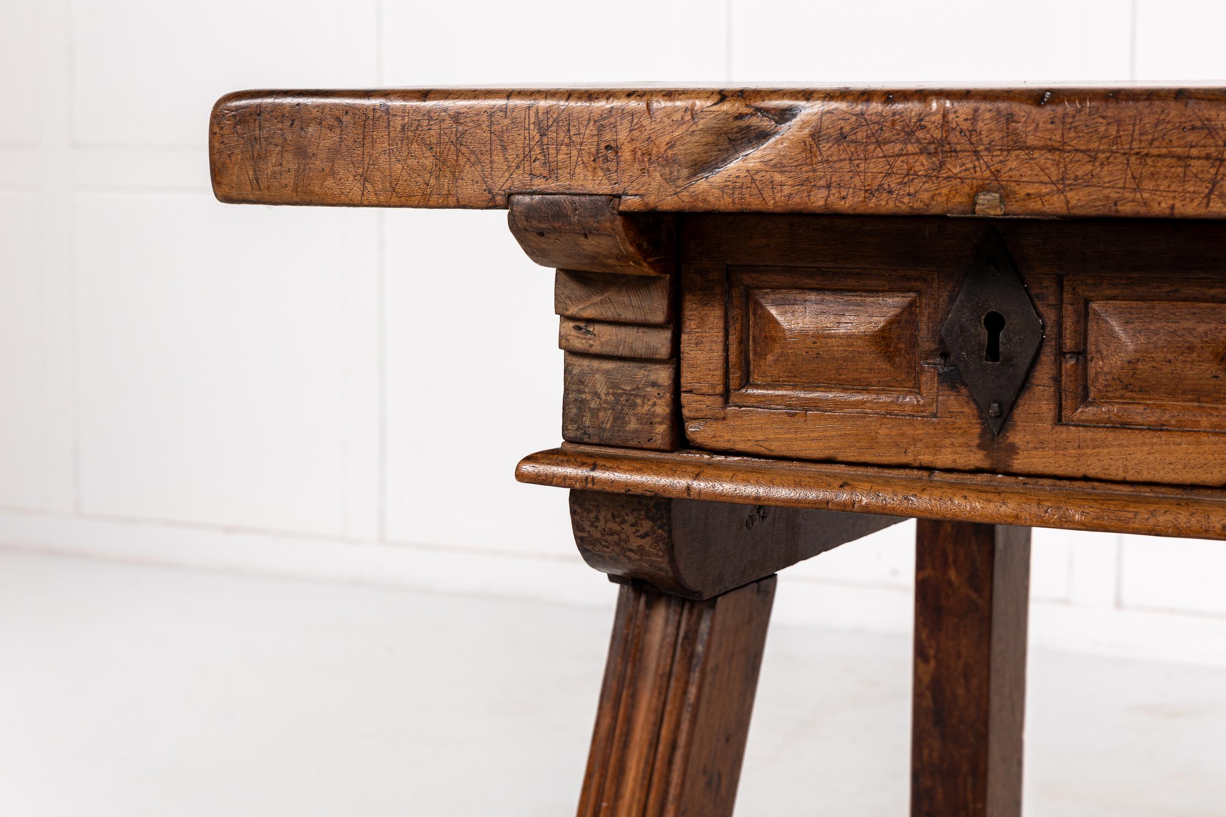 XVIIIe siècle et antérieur Table à tréteaux en noyer du XVIIIe siècle en vente