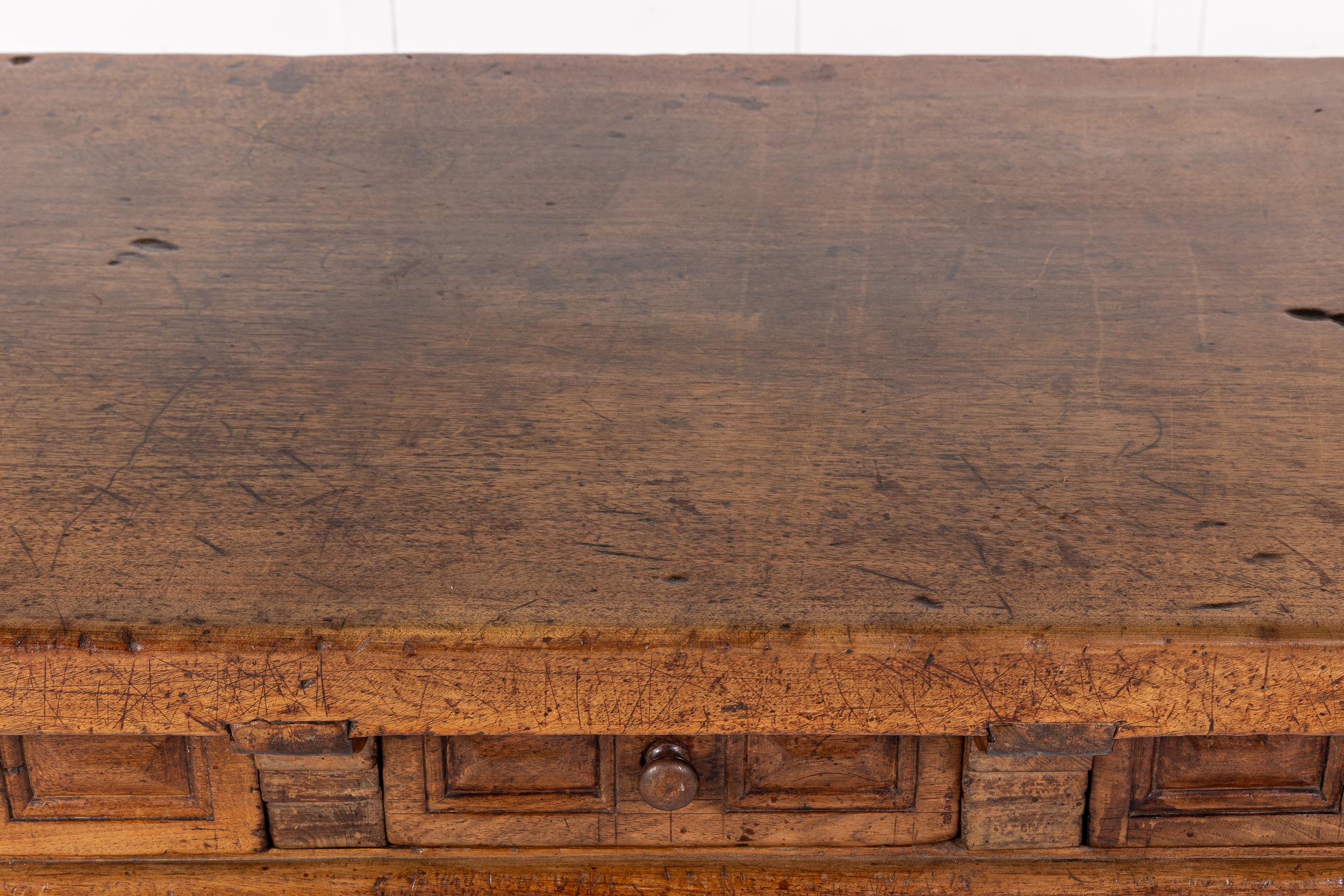 Noyer Table à tréteaux en noyer du XVIIIe siècle en vente