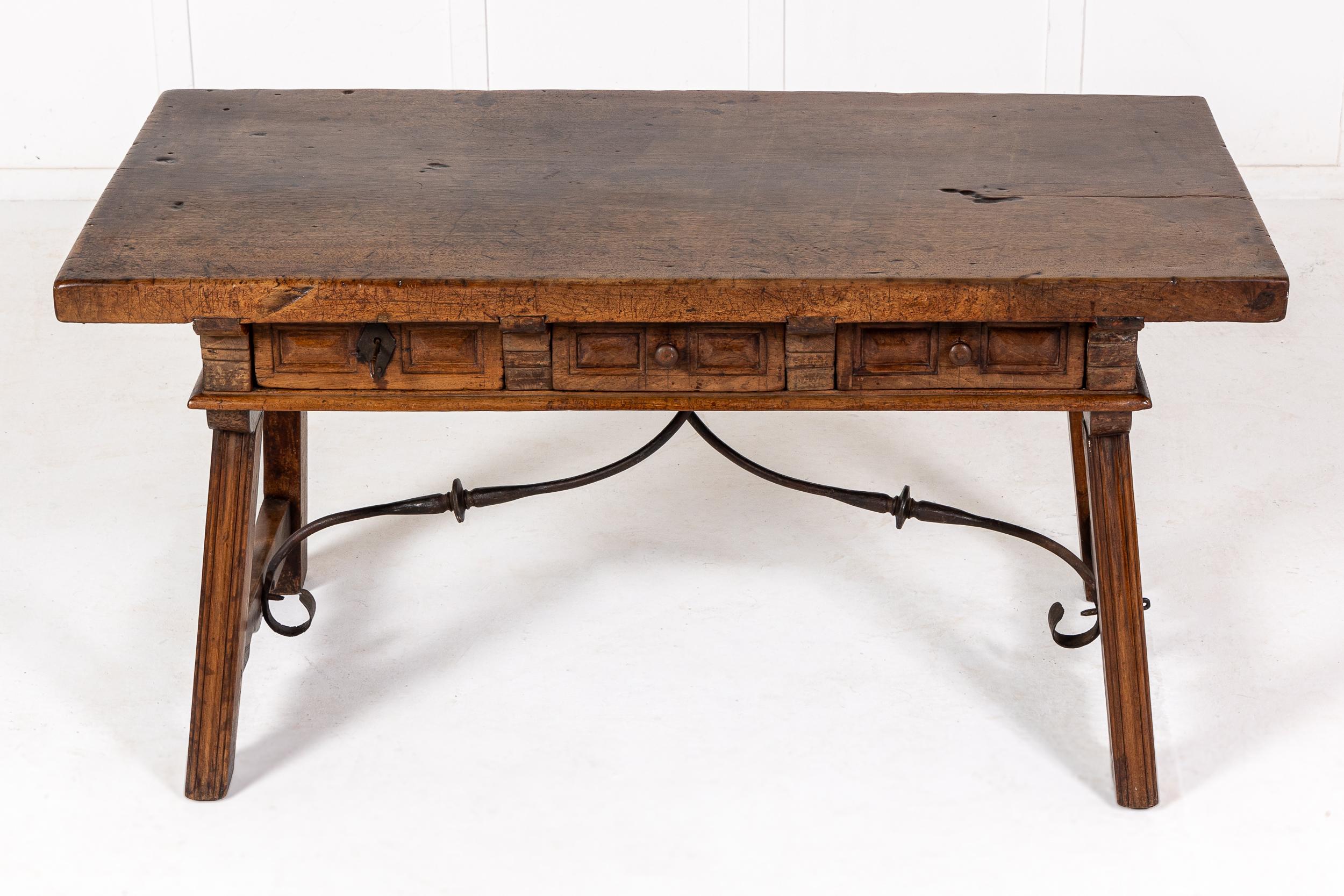 Table à tréteaux en noyer du XVIIIe siècle en vente 4