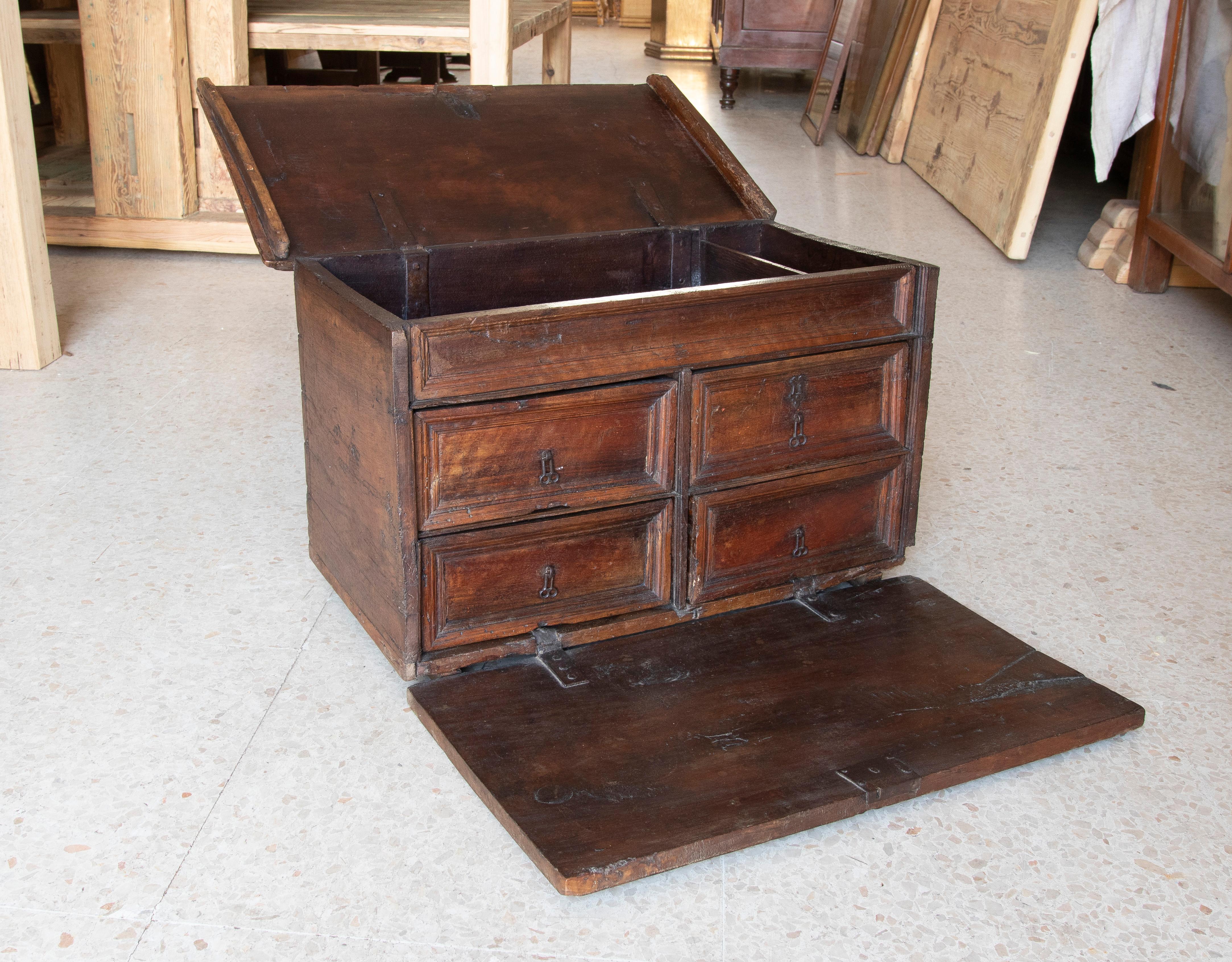 18th Century Spanish Walnut Writing Desk with Door and Drawers in the Interior In Good Condition For Sale In Marbella, ES